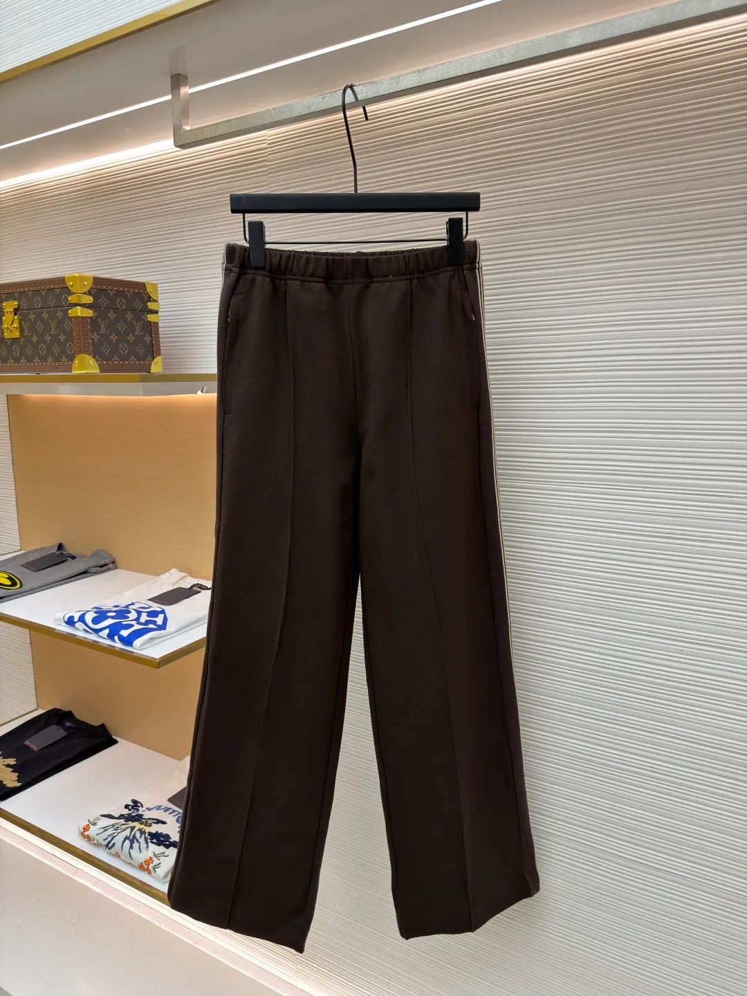 MIUMIU casual trousers with embroidered logo ●Original version: Purchased and developed in 20300 ●Item number: 1682176-B25 ●Fabric: mercerized wool fabric ●Technology: Laser burnt production ●Color: Brown ●Version: Fitted version ●Weight: about 745 grams ●Size: S-M-L-XL ●Description: Customized mercerized wool, delicate as silk, moist to the touch, with a touch of cocoa brown as the soul It is low-key but exudes endless charm. Every detail of the straight classic silhouette is outlined with simple and smooth lines. The iconic Miu Miu embroidered logo is embellished on the back waist. It is low-key and powerful. Striped elements are added to the side to play the melody of fashion and create a modern and nostalgic fashion style. Suit attendance has become the focus of fashion pioneers. Laser burning process is an advanced process that uses laser technology for logo engraving. It projects the laser onto the surface of the material and rapidly heats the material locally to melt to form the Miu Miu logo. It can precisely control the position and shape, using imported machine embroidery technology. It uses advanced computer control systems and precision mechanical components to realize the Miu Miu logo embroidery operation with high precision. The lines are smooth and delicate, and the fabrics have been sand washed. It has a better hand feel and texture. It is not easy to deform, not easy to shrink, not easy to fade, and maintains long-term beauty. The overall wiring is straight and delicate, the fabric is comfortable and soft, and the color is consistent without color difference. It can be matched with the same style to create a fashionable look and control various occasions. Customized accessories, complete with three standards, same style for men and women!
