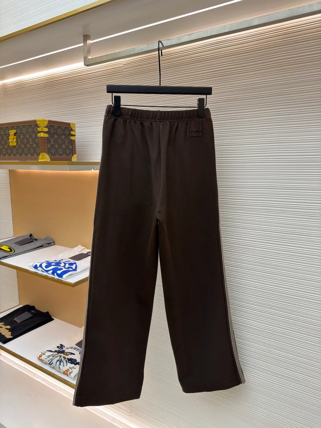 MIUMIU casual trousers with embroidered logo ●Original version: Purchased and developed in 20300 ●Item number: 1682176-B25 ●Fabric: mercerized wool fabric ●Technology: Laser burnt production ●Color: Brown ●Version: Fitted version ●Weight: about 745 grams ●Size: S-M-L-XL ●Description: Customized mercerized wool, delicate as silk, moist to the touch, with a touch of cocoa brown as the soul It is low-key but exudes endless charm. Every detail of the straight classic silhouette is outlined with simple and smooth lines. The iconic Miu Miu embroidered logo is embellished on the back waist. It is low-key and powerful. Striped elements are added to the side to play the melody of fashion and create a modern and nostalgic fashion style. Suit attendance has become the focus of fashion pioneers. Laser burning process is an advanced process that uses laser technology for logo engraving. It projects the laser onto the surface of the material and rapidly heats the material locally to melt to form the Miu Miu logo. It can precisely control the position and shape, using imported machine embroidery technology. It uses advanced computer control systems and precision mechanical components to realize the Miu Miu logo embroidery operation with high precision. The lines are smooth and delicate, and the fabrics have been sand washed. It has a better hand feel and texture. It is not easy to deform, not easy to shrink, not easy to fade, and maintains long-term beauty. The overall wiring is straight and delicate, the fabric is comfortable and soft, and the color is consistent without color difference. It can be matched with the same style to create a fashionable look and control various occasions. Customized accessories, complete with three standards, same style for men and women!
