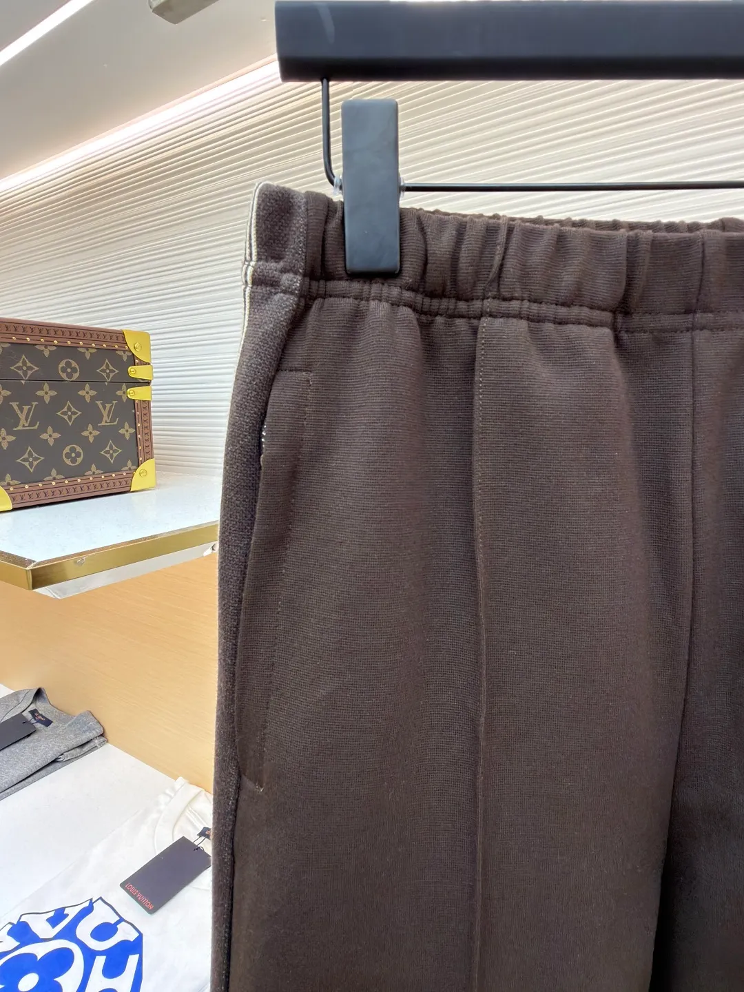 MIUMIU casual trousers with embroidered logo ●Original version: Purchased and developed in 20300 ●Item number: 1682176-B25 ●Fabric: mercerized wool fabric ●Technology: Laser burnt production ●Color: Brown ●Version: Fitted version ●Weight: about 745 grams ●Size: S-M-L-XL ●Description: Customized mercerized wool, delicate as silk, moist to the touch, with a touch of cocoa brown as the soul It is low-key but exudes endless charm. Every detail of the straight classic silhouette is outlined with simple and smooth lines. The iconic Miu Miu embroidered logo is embellished on the back waist. It is low-key and powerful. Striped elements are added to the side to play the melody of fashion and create a modern and nostalgic fashion style. Suit attendance has become the focus of fashion pioneers. Laser burning process is an advanced process that uses laser technology for logo engraving. It projects the laser onto the surface of the material and rapidly heats the material locally to melt to form the Miu Miu logo. It can precisely control the position and shape, using imported machine embroidery technology. It uses advanced computer control systems and precision mechanical components to realize the Miu Miu logo embroidery operation with high precision. The lines are smooth and delicate, and the fabrics have been sand washed. It has a better hand feel and texture. It is not easy to deform, not easy to shrink, not easy to fade, and maintains long-term beauty. The overall wiring is straight and delicate, the fabric is comfortable and soft, and the color is consistent without color difference. It can be matched with the same style to create a fashionable look and control various occasions. Customized accessories, complete with three standards, same style for men and women!