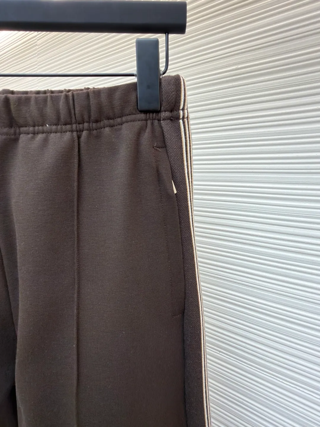 MIUMIU casual trousers with embroidered logo ●Original version: Purchased and developed in 20300 ●Item number: 1682176-B25 ●Fabric: mercerized wool fabric ●Technology: Laser burnt production ●Color: Brown ●Version: Fitted version ●Weight: about 745 grams ●Size: S-M-L-XL ●Description: Customized mercerized wool, delicate as silk, moist to the touch, with a touch of cocoa brown as the soul It is low-key but exudes endless charm. Every detail of the straight classic silhouette is outlined with simple and smooth lines. The iconic Miu Miu embroidered logo is embellished on the back waist. It is low-key and powerful. Striped elements are added to the side to play the melody of fashion and create a modern and nostalgic fashion style. Suit attendance has become the focus of fashion pioneers. Laser burning process is an advanced process that uses laser technology for logo engraving. It projects the laser onto the surface of the material and rapidly heats the material locally to melt to form the Miu Miu logo. It can precisely control the position and shape, using imported machine embroidery technology. It uses advanced computer control systems and precision mechanical components to realize the Miu Miu logo embroidery operation with high precision. The lines are smooth and delicate, and the fabrics have been sand washed. It has a better hand feel and texture. It is not easy to deform, not easy to shrink, not easy to fade, and maintains long-term beauty. The overall wiring is straight and delicate, the fabric is comfortable and soft, and the color is consistent without color difference. It can be matched with the same style to create a fashionable look and control various occasions. Customized accessories, complete with three standards, same style for men and women!