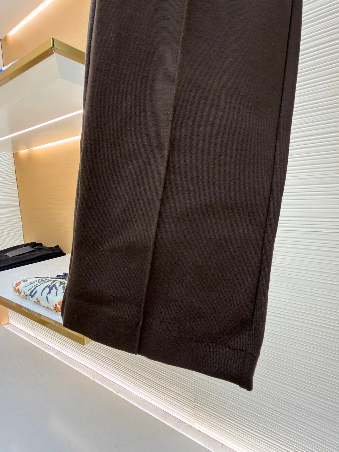 MIUMIU casual trousers with embroidered logo ●Original version: Purchased and developed in 20300 ●Item number: 1682176-B25 ●Fabric: mercerized wool fabric ●Technology: Laser burnt production ●Color: Brown ●Version: Fitted version ●Weight: about 745 grams ●Size: S-M-L-XL ●Description: Customized mercerized wool, delicate as silk, moist to the touch, with a touch of cocoa brown as the soul It is low-key but exudes endless charm. Every detail of the straight classic silhouette is outlined with simple and smooth lines. The iconic Miu Miu embroidered logo is embellished on the back waist. It is low-key and powerful. Striped elements are added to the side to play the melody of fashion and create a modern and nostalgic fashion style. Suit attendance has become the focus of fashion pioneers. Laser burning process is an advanced process that uses laser technology for logo engraving. It projects the laser onto the surface of the material and rapidly heats the material locally to melt to form the Miu Miu logo. It can precisely control the position and shape, using imported machine embroidery technology. It uses advanced computer control systems and precision mechanical components to realize the Miu Miu logo embroidery operation with high precision. The lines are smooth and delicate, and the fabrics have been sand washed. It has a better hand feel and texture. It is not easy to deform, not easy to shrink, not easy to fade, and maintains long-term beauty. The overall wiring is straight and delicate, the fabric is comfortable and soft, and the color is consistent without color difference. It can be matched with the same style to create a fashionable look and control various occasions. Customized accessories, complete with three standards, same style for men and women!