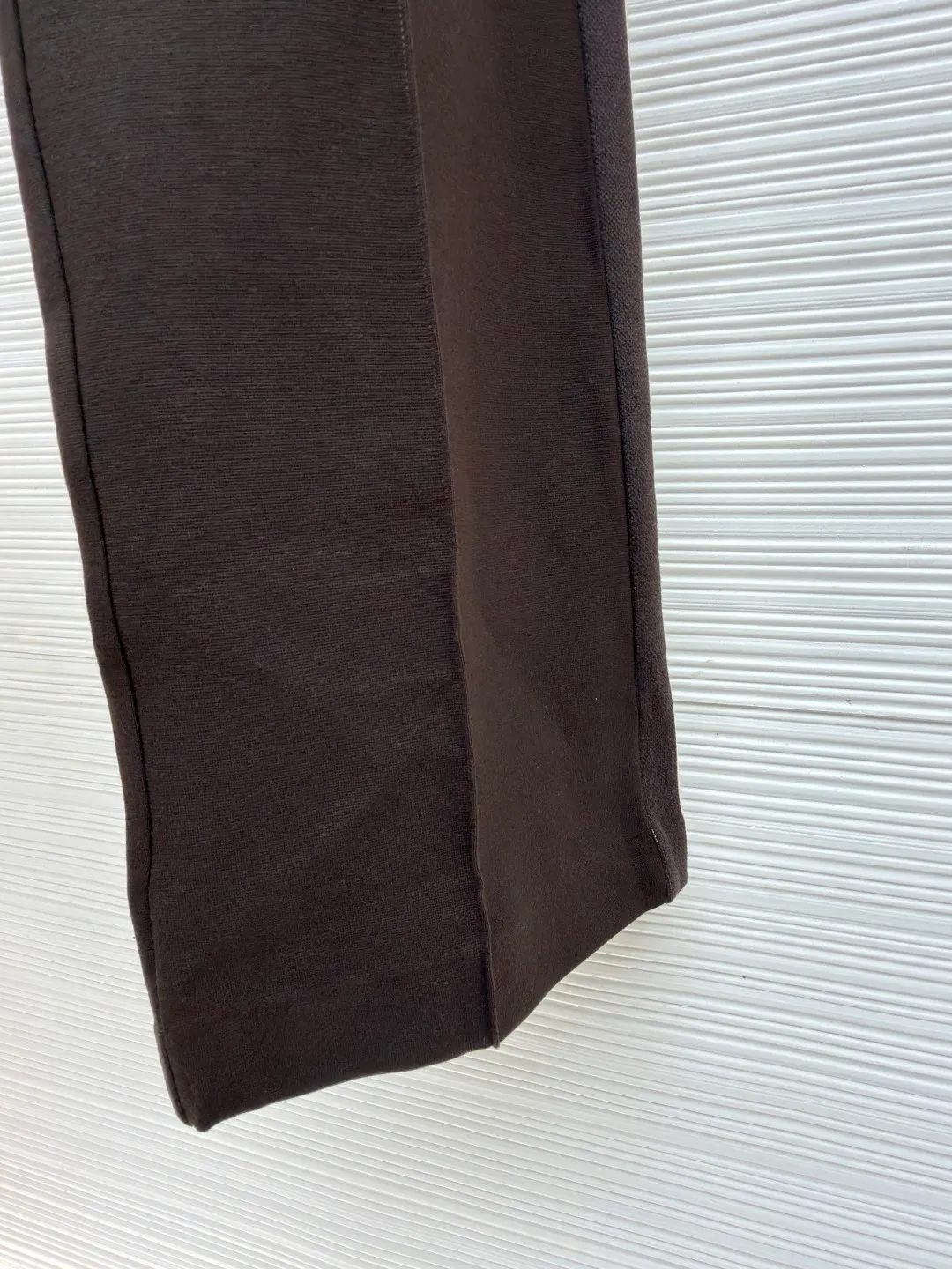 MIUMIU casual trousers with embroidered logo ●Original version: Purchased and developed in 20300 ●Item number: 1682176-B25 ●Fabric: mercerized wool fabric ●Technology: Laser burnt production ●Color: Brown ●Version: Fitted version ●Weight: about 745 grams ●Size: S-M-L-XL ●Description: Customized mercerized wool, delicate as silk, moist to the touch, with a touch of cocoa brown as the soul It is low-key but exudes endless charm. Every detail of the straight classic silhouette is outlined with simple and smooth lines. The iconic Miu Miu embroidered logo is embellished on the back waist. It is low-key and powerful. Striped elements are added to the side to play the melody of fashion and create a modern and nostalgic fashion style. Suit attendance has become the focus of fashion pioneers. Laser burning process is an advanced process that uses laser technology for logo engraving. It projects the laser onto the surface of the material and rapidly heats the material locally to melt to form the Miu Miu logo. It can precisely control the position and shape, using imported machine embroidery technology. It uses advanced computer control systems and precision mechanical components to realize the Miu Miu logo embroidery operation with high precision. The lines are smooth and delicate, and the fabrics have been sand washed. It has a better hand feel and texture. It is not easy to deform, not easy to shrink, not easy to fade, and maintains long-term beauty. The overall wiring is straight and delicate, the fabric is comfortable and soft, and the color is consistent without color difference. It can be matched with the same style to create a fashionable look and control various occasions. Customized accessories, complete with three standards, same style for men and women!