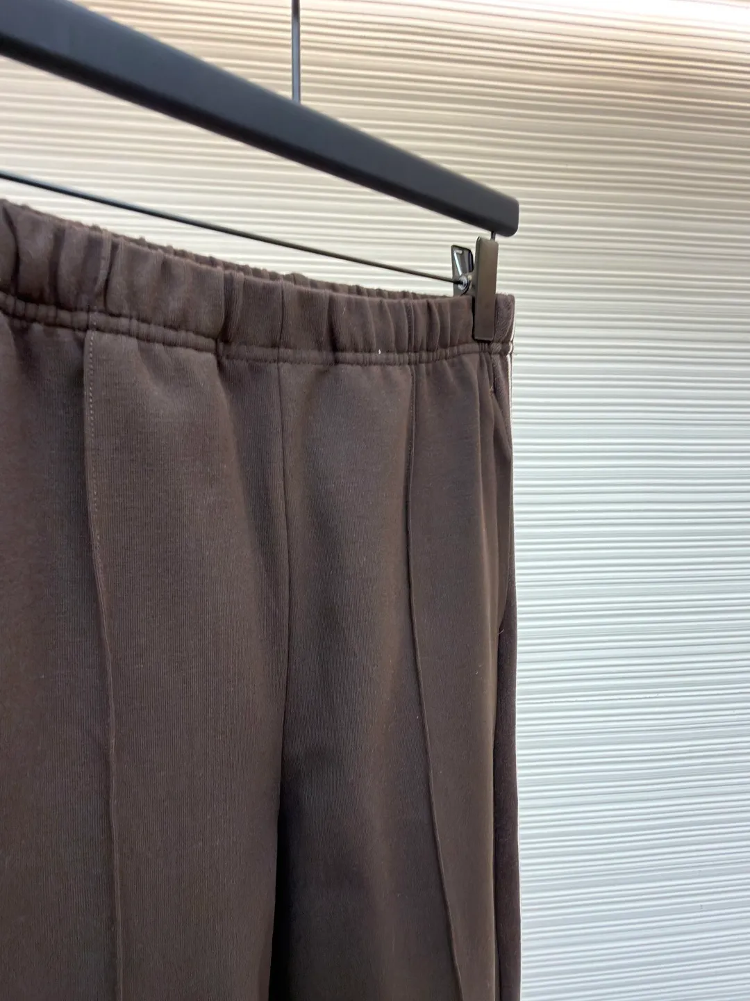 MIUMIU casual trousers with embroidered logo ●Original version: Purchased and developed in 20300 ●Item number: 1682176-B25 ●Fabric: mercerized wool fabric ●Technology: Laser burnt production ●Color: Brown ●Version: Fitted version ●Weight: about 745 grams ●Size: S-M-L-XL ●Description: Customized mercerized wool, delicate as silk, moist to the touch, with a touch of cocoa brown as the soul It is low-key but exudes endless charm. Every detail of the straight classic silhouette is outlined with simple and smooth lines. The iconic Miu Miu embroidered logo is embellished on the back waist. It is low-key and powerful. Striped elements are added to the side to play the melody of fashion and create a modern and nostalgic fashion style. Suit attendance has become the focus of fashion pioneers. Laser burning process is an advanced process that uses laser technology for logo engraving. It projects the laser onto the surface of the material and rapidly heats the material locally to melt to form the Miu Miu logo. It can precisely control the position and shape, using imported machine embroidery technology. It uses advanced computer control systems and precision mechanical components to realize the Miu Miu logo embroidery operation with high precision. The lines are smooth and delicate, and the fabrics have been sand washed. It has a better hand feel and texture. It is not easy to deform, not easy to shrink, not easy to fade, and maintains long-term beauty. The overall wiring is straight and delicate, the fabric is comfortable and soft, and the color is consistent without color difference. It can be matched with the same style to create a fashionable look and control various occasions. Customized accessories, complete with three standards, same style for men and women!