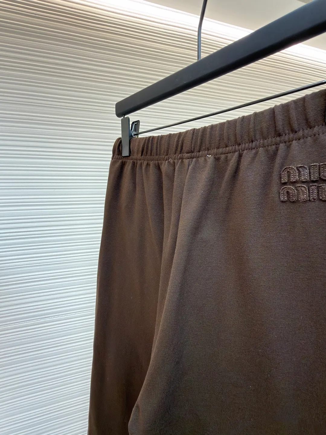 MIUMIU casual trousers with embroidered logo ●Original version: Purchased and developed in 20300 ●Item number: 1682176-B25 ●Fabric: mercerized wool fabric ●Technology: Laser burnt production ●Color: Brown ●Version: Fitted version ●Weight: about 745 grams ●Size: S-M-L-XL ●Description: Customized mercerized wool, delicate as silk, moist to the touch, with a touch of cocoa brown as the soul It is low-key but exudes endless charm. Every detail of the straight classic silhouette is outlined with simple and smooth lines. The iconic Miu Miu embroidered logo is embellished on the back waist. It is low-key and powerful. Striped elements are added to the side to play the melody of fashion and create a modern and nostalgic fashion style. Suit attendance has become the focus of fashion pioneers. Laser burning process is an advanced process that uses laser technology for logo engraving. It projects the laser onto the surface of the material and rapidly heats the material locally to melt to form the Miu Miu logo. It can precisely control the position and shape, using imported machine embroidery technology. It uses advanced computer control systems and precision mechanical components to realize the Miu Miu logo embroidery operation with high precision. The lines are smooth and delicate, and the fabrics have been sand washed. It has a better hand feel and texture. It is not easy to deform, not easy to shrink, not easy to fade, and maintains long-term beauty. The overall wiring is straight and delicate, the fabric is comfortable and soft, and the color is consistent without color difference. It can be matched with the same style to create a fashionable look and control various occasions. Customized accessories, complete with three standards, same style for men and women!