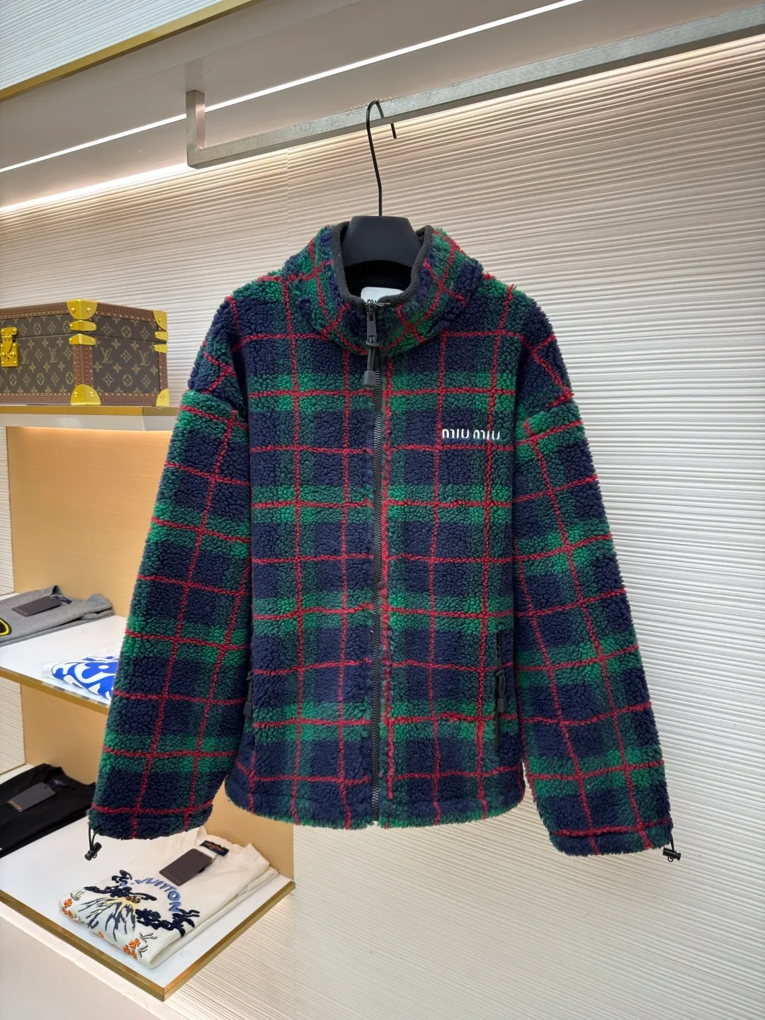 MIUMIU sherpa plaid embroidered zipper jacket ●Original version: Purchased and developed in 20100 ●Item number: 1682024-B25 ●Fabric: wool fabric ●Technology: embroidery production ●Color: red and green ●Type: fitted version ●Weight: about 810 grams ●Size: S-M-L-XL ●Description: Made of 80% wool, 20% cotton. This fabric is originally woven and dyed, 100% restored. The lining pocket fabric is made of 100% nylon material and the back collar is matched with 100% wool teddy fleece. The zipper is made of nylon and rubber teeth, and the pull teeth are made of European rubber teeth. The hem has an original engraved elastic buckle. The embroidery adopts 3D three-dimensional embroidery technology, and the embroidered logo is full and three-dimensional. Presenting high-end visual effects. The classic jacket is reinterpreted here, with wool added for added thickness and softness. The classic plaid pattern draws inspiration from menswear style, reinterpreting the style code of sporty femininity. Oversize version. Unlined long-sleeved stand collar. Front zippered side pockets. Double-ended crochet hem. Embroidered logo. The overall wiring is straight and delicate, the fabric is comfortable and soft, and the color is consistent without color difference. It can be matched with the same style to create a fashionable look and control various occasions. Customized accessories, complete with three standards, same style for men and women!