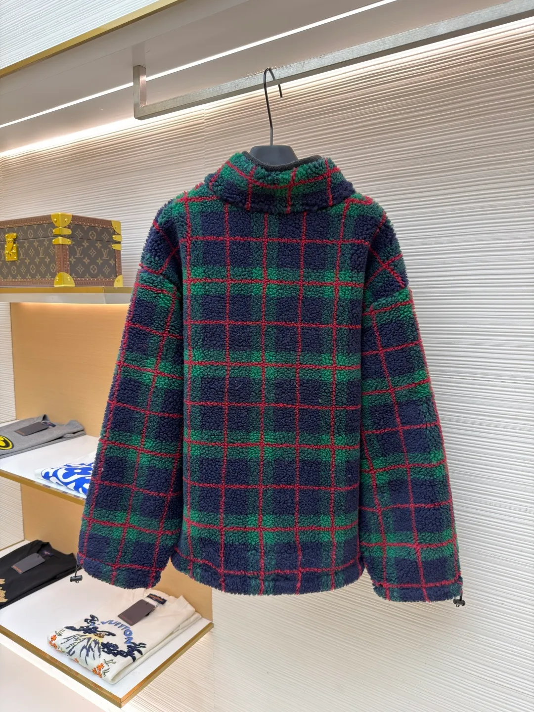 MIUMIU sherpa plaid embroidered zipper jacket ●Original version: Purchased and developed in 20100 ●Item number: 1682024-B25 ●Fabric: wool fabric ●Technology: embroidery production ●Color: red and green ●Type: fitted version ●Weight: about 810 grams ●Size: S-M-L-XL ●Description: Made of 80% wool, 20% cotton. This fabric is originally woven and dyed, 100% restored. The lining pocket fabric is made of 100% nylon material and the back collar is matched with 100% wool teddy fleece. The zipper is made of nylon and rubber teeth, and the pull teeth are made of European rubber teeth. The hem has an original engraved elastic buckle. The embroidery adopts 3D three-dimensional embroidery technology, and the embroidered logo is full and three-dimensional. Presenting high-end visual effects. The classic jacket is reinterpreted here, with wool added for added thickness and softness. The classic plaid pattern draws inspiration from menswear style, reinterpreting the style code of sporty femininity. Oversize version. Unlined long-sleeved stand collar. Front zippered side pockets. Double-ended crochet hem. Embroidered logo. The overall wiring is straight and delicate, the fabric is comfortable and soft, and the color is consistent without color difference. It can be matched with the same style to create a fashionable look and control various occasions. Customized accessories, complete with three standards, same style for men and women!