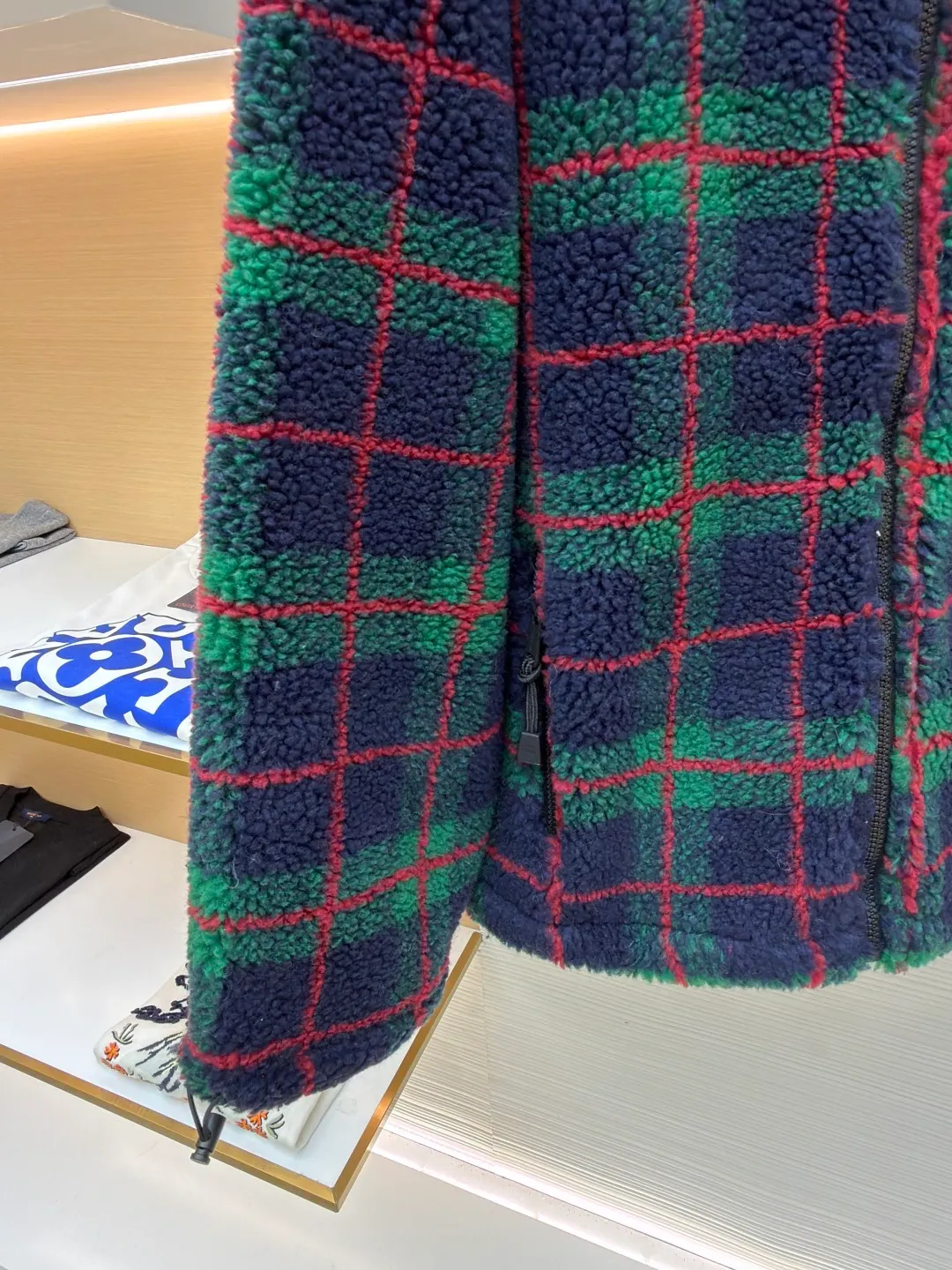 MIUMIU sherpa plaid embroidered zipper jacket ●Original version: Purchased and developed in 20100 ●Item number: 1682024-B25 ●Fabric: wool fabric ●Technology: embroidery production ●Color: red and green ●Type: fitted version ●Weight: about 810 grams ●Size: S-M-L-XL ●Description: Made of 80% wool, 20% cotton. This fabric is originally woven and dyed, 100% restored. The lining pocket fabric is made of 100% nylon material and the back collar is matched with 100% wool teddy fleece. The zipper is made of nylon and rubber teeth, and the pull teeth are made of European rubber teeth. The hem has an original engraved elastic buckle. The embroidery adopts 3D three-dimensional embroidery technology, and the embroidered logo is full and three-dimensional. Presenting high-end visual effects. The classic jacket is reinterpreted here, with wool added for added thickness and softness. The classic plaid pattern draws inspiration from menswear style, reinterpreting the style code of sporty femininity. Oversize version. Unlined long-sleeved stand collar. Front zippered side pockets. Double-ended crochet hem. Embroidered logo. The overall wiring is straight and delicate, the fabric is comfortable and soft, and the color is consistent without color difference. It can be matched with the same style to create a fashionable look and control various occasions. Customized accessories, complete with three standards, same style for men and women!