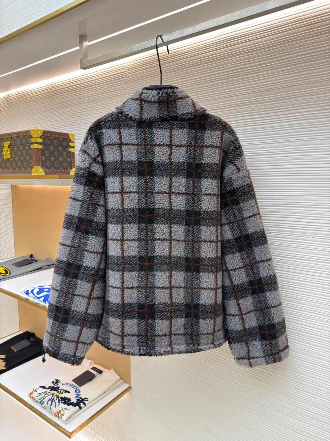 MIUMIU sherpa plaid embroidered zipper jacket ●Original version: Purchased and developed in 20100 ●Item number: 1682023-B25 ●Fabric: wool fabric ●Technology: embroidery production ●Color: gray ●Type: fitted version ●Weight: about 770 grams ●Size: S-M-L-XL ●Description: Made of 80% wool, 20% cotton. This fabric is originally woven and dyed, 100% restored. The lining pocket fabric is made of 100% nylon material and the back collar is matched with 100% wool teddy fleece. The zipper is made of nylon and rubber teeth, and the pull teeth are made of European rubber teeth. The hem has an original engraved elastic buckle. The embroidery adopts 3D three-dimensional embroidery technology, and the embroidered logo is full and three-dimensional. Presenting high-end visual effects. The classic jacket is reinterpreted here, with wool added for added thickness and softness. The classic plaid pattern draws inspiration from menswear style, reinterpreting the style code of sporty femininity. Oversize version. Unlined long-sleeved stand collar. Front zippered side pockets. Double-ended crochet hem. Embroidered logo. The overall wiring is straight and delicate, the fabric is comfortable and soft, and the color is consistent without color difference. It can be matched with the same style to create a fashionable look and control various occasions. Customized accessories, complete with three standards, same style for men and women!