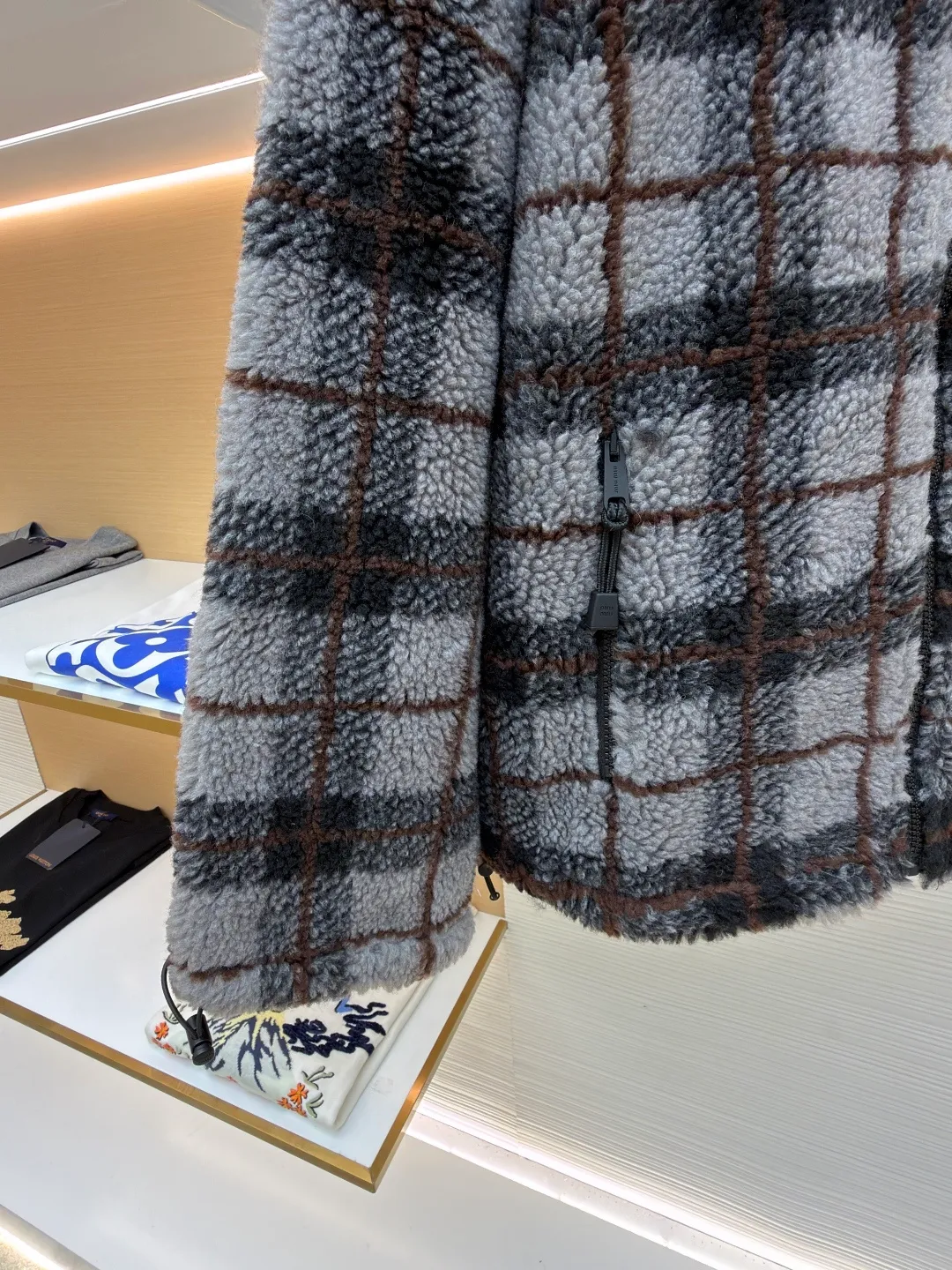 MIUMIU sherpa plaid embroidered zipper jacket ●Original version: Purchased and developed in 20100 ●Item number: 1682023-B25 ●Fabric: wool fabric ●Technology: embroidery production ●Color: gray ●Type: fitted version ●Weight: about 770 grams ●Size: S-M-L-XL ●Description: Made of 80% wool, 20% cotton. This fabric is originally woven and dyed, 100% restored. The lining pocket fabric is made of 100% nylon material and the back collar is matched with 100% wool teddy fleece. The zipper is made of nylon and rubber teeth, and the pull teeth are made of European rubber teeth. The hem has an original engraved elastic buckle. The embroidery adopts 3D three-dimensional embroidery technology, and the embroidered logo is full and three-dimensional. Presenting high-end visual effects. The classic jacket is reinterpreted here, with wool added for added thickness and softness. The classic plaid pattern draws inspiration from menswear style, reinterpreting the style code of sporty femininity. Oversize version. Unlined long-sleeved stand collar. Front zippered side pockets. Double-ended crochet hem. Embroidered logo. The overall wiring is straight and delicate, the fabric is comfortable and soft, and the color is consistent without color difference. It can be matched with the same style to create a fashionable look and control various occasions. Customized accessories, complete with three standards, same style for men and women!