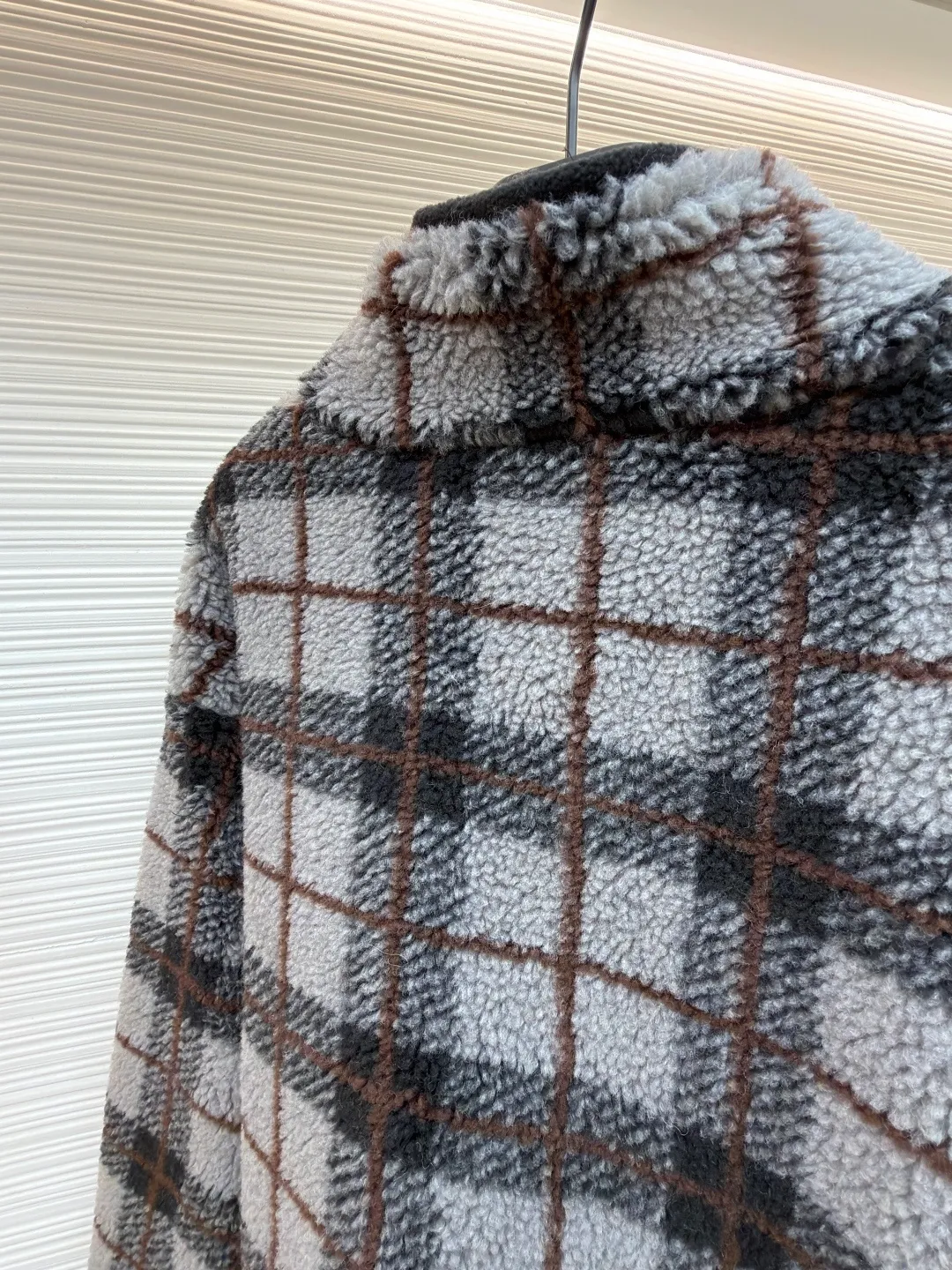 MIUMIU sherpa plaid embroidered zipper jacket ●Original version: Purchased and developed in 20100 ●Item number: 1682023-B25 ●Fabric: wool fabric ●Technology: embroidery production ●Color: gray ●Type: fitted version ●Weight: about 770 grams ●Size: S-M-L-XL ●Description: Made of 80% wool, 20% cotton. This fabric is originally woven and dyed, 100% restored. The lining pocket fabric is made of 100% nylon material and the back collar is matched with 100% wool teddy fleece. The zipper is made of nylon and rubber teeth, and the pull teeth are made of European rubber teeth. The hem has an original engraved elastic buckle. The embroidery adopts 3D three-dimensional embroidery technology, and the embroidered logo is full and three-dimensional. Presenting high-end visual effects. The classic jacket is reinterpreted here, with wool added for added thickness and softness. The classic plaid pattern draws inspiration from menswear style, reinterpreting the style code of sporty femininity. Oversize version. Unlined long-sleeved stand collar. Front zippered side pockets. Double-ended crochet hem. Embroidered logo. The overall wiring is straight and delicate, the fabric is comfortable and soft, and the color is consistent without color difference. It can be matched with the same style to create a fashionable look and control various occasions. Customized accessories, complete with three standards, same style for men and women!