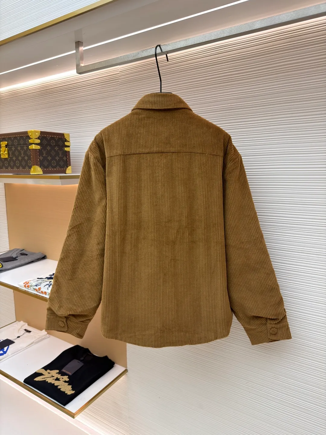 MIU MIU corduroy texture down cotton jacket ●Original version: 25400 purchased and developed ●Item number: 1681328-B50 ●Fabric: corduroy fabric ●Technology: embroidery production ●Color: brown ●Version: fitted version ●Weight: about 720 grams ●Size: 38-40-42 ●Description: Made of high-quality corduroy fabric, the velvet strips are full and regularly arranged. Through a special weaving process, the fabric has a soft touch and good warmth retention, while showing a retro and high-end texture. The "MiuMiu" brand logo on the chest pocket uses three-dimensional embroidery technology. The embroidery stitches are fine and even, the pattern outline is clear, and it is perfectly integrated with the corduroy fabric, which not only highlights the brand identity, but also improves the overall craftsmanship sophistication. It adopts a loose silhouette and is in line with the current fashion trend. It is comfortable and tolerant to wear. The flat stitching process is used during sewing, the stitching is straight, the stitch length is even, and the splicing of the garment pieces is smooth and snug, reflecting the exquisite level of garment making. The overall wiring is straight and delicate, the fabric is comfortable and soft, and the color is consistent without color difference. It can be matched with the same style to create a fashionable look and control various occasions. Customized accessories, complete with three standards, same style for men and women!