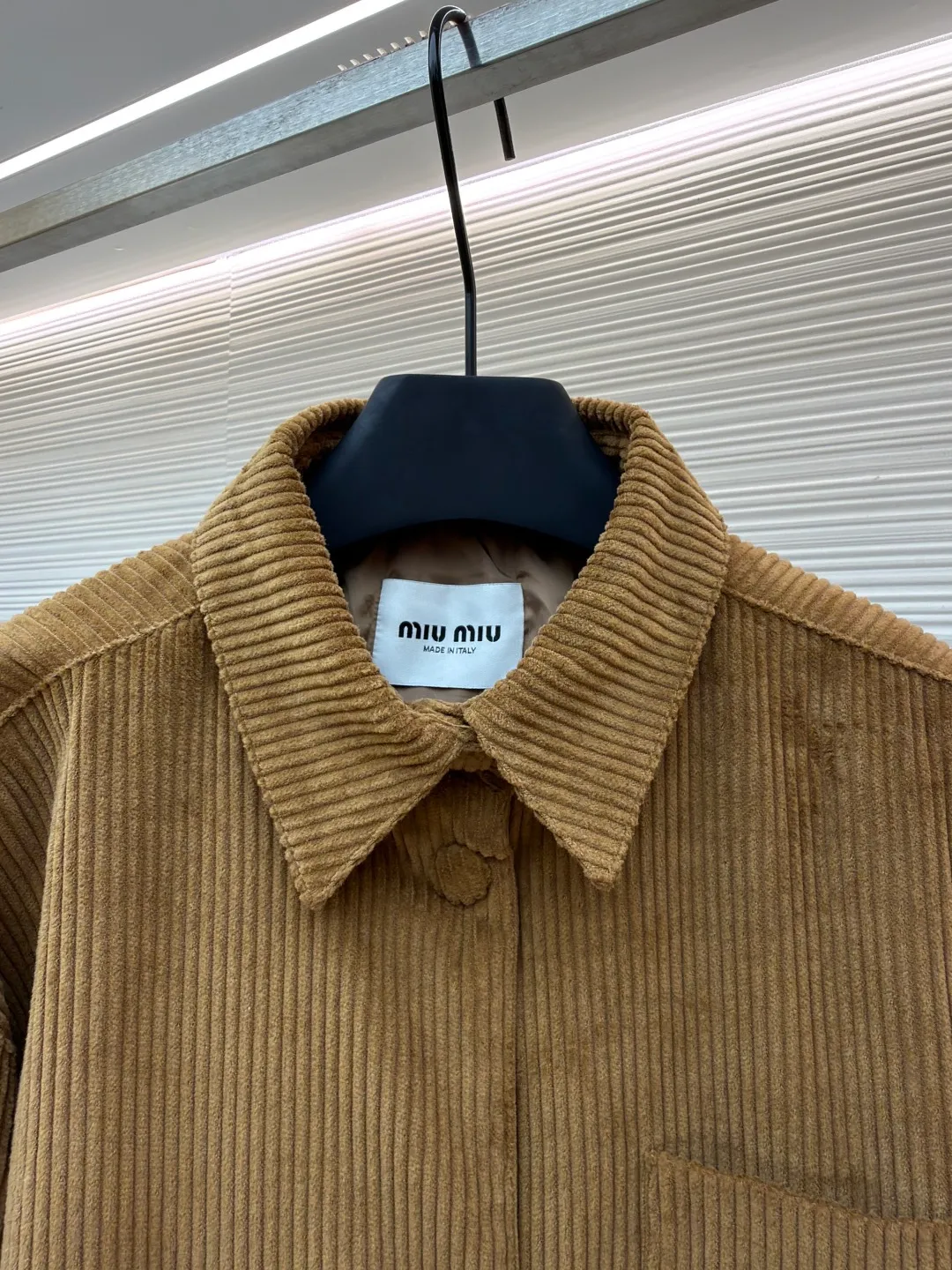 MIU MIU corduroy texture down cotton jacket ●Original version: 25400 purchased and developed ●Item number: 1681328-B50 ●Fabric: corduroy fabric ●Technology: embroidery production ●Color: brown ●Version: fitted version ●Weight: about 720 grams ●Size: 38-40-42 ●Description: Made of high-quality corduroy fabric, the velvet strips are full and regularly arranged. Through a special weaving process, the fabric has a soft touch and good warmth retention, while showing a retro and high-end texture. The "MiuMiu" brand logo on the chest pocket uses three-dimensional embroidery technology. The embroidery stitches are fine and even, the pattern outline is clear, and it is perfectly integrated with the corduroy fabric, which not only highlights the brand identity, but also improves the overall craftsmanship sophistication. It adopts a loose silhouette and is in line with the current fashion trend. It is comfortable and tolerant to wear. The flat stitching process is used during sewing, the stitching is straight, the stitch length is even, and the splicing of the garment pieces is smooth and snug, reflecting the exquisite level of garment making. The overall wiring is straight and delicate, the fabric is comfortable and soft, and the color is consistent without color difference. It can be matched with the same style to create a fashionable look and control various occasions. Customized accessories, complete with three standards, same style for men and women!