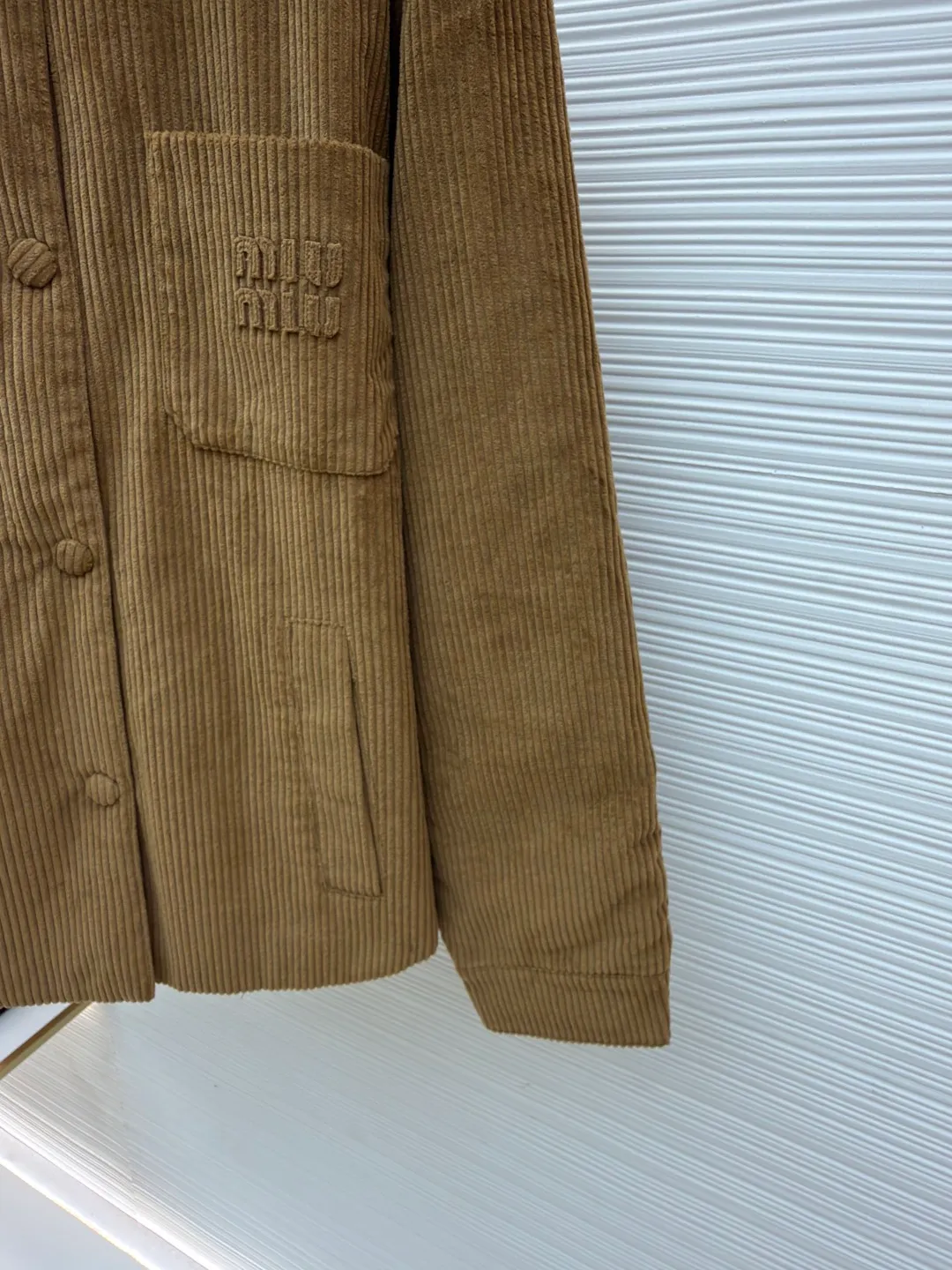 MIU MIU corduroy texture down cotton jacket ●Original version: 25400 purchased and developed ●Item number: 1681328-B50 ●Fabric: corduroy fabric ●Technology: embroidery production ●Color: brown ●Version: fitted version ●Weight: about 720 grams ●Size: 38-40-42 ●Description: Made of high-quality corduroy fabric, the velvet strips are full and regularly arranged. Through a special weaving process, the fabric has a soft touch and good warmth retention, while showing a retro and high-end texture. The "MiuMiu" brand logo on the chest pocket uses three-dimensional embroidery technology. The embroidery stitches are fine and even, the pattern outline is clear, and it is perfectly integrated with the corduroy fabric, which not only highlights the brand identity, but also improves the overall craftsmanship sophistication. It adopts a loose silhouette and is in line with the current fashion trend. It is comfortable and tolerant to wear. The flat stitching process is used during sewing, the stitching is straight, the stitch length is even, and the splicing of the garment pieces is smooth and snug, reflecting the exquisite level of garment making. The overall wiring is straight and delicate, the fabric is comfortable and soft, and the color is consistent without color difference. It can be matched with the same style to create a fashionable look and control various occasions. Customized accessories, complete with three standards, same style for men and women!