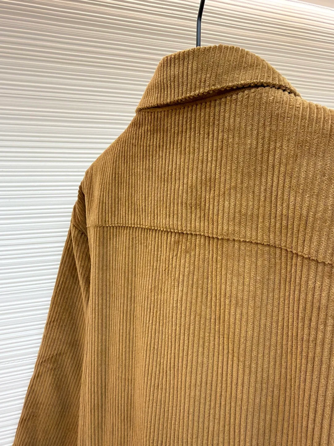 MIU MIU corduroy texture down cotton jacket ●Original version: 25400 purchased and developed ●Item number: 1681328-B50 ●Fabric: corduroy fabric ●Technology: embroidery production ●Color: brown ●Version: fitted version ●Weight: about 720 grams ●Size: 38-40-42 ●Description: Made of high-quality corduroy fabric, the velvet strips are full and regularly arranged. Through a special weaving process, the fabric has a soft touch and good warmth retention, while showing a retro and high-end texture. The "MiuMiu" brand logo on the chest pocket uses three-dimensional embroidery technology. The embroidery stitches are fine and even, the pattern outline is clear, and it is perfectly integrated with the corduroy fabric, which not only highlights the brand identity, but also improves the overall craftsmanship sophistication. It adopts a loose silhouette and is in line with the current fashion trend. It is comfortable and tolerant to wear. The flat stitching process is used during sewing, the stitching is straight, the stitch length is even, and the splicing of the garment pieces is smooth and snug, reflecting the exquisite level of garment making. The overall wiring is straight and delicate, the fabric is comfortable and soft, and the color is consistent without color difference. It can be matched with the same style to create a fashionable look and control various occasions. Customized accessories, complete with three standards, same style for men and women!