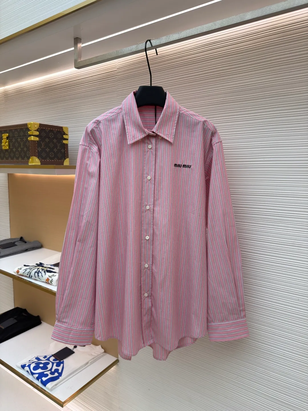 MIU MIU logo pink plaid shirt ●Item number: 1682468-B10 ●Material: pink mist harp pattern shirt fabric ●Technology: infrared positioning cutting machine ●Color: pink ●Version: loose fit ●Weight: about 255 grams ●Size: 36-38-40-42 ●Description: Customized pink mist harp pattern shirt material, rich texture, full color, comfortable and skin-friendly, stunning appearance with a touch of fresh matte powder The stripes are reconstructed using the proportions of harp strings, making every thread a visual note. The iconic Miu Miu embroidery is embellished on the chest, highlighting the brand's identity symbol. Every inch of detail sets off a carefully designed sense of luxury, breaking the rules but making the rules more beautiful. Adopt imported machine embroidery technology, use advanced computer control systems and precision mechanical components to achieve Miu Miu logo embroidery operations with high precision. The lines are smooth and delicate. The infrared positioning cutting bed uses infrared transmitters and infrared receivers to achieve precise positioning of materials. The accuracy can reach the micron level, thereby meeting the effect of high-precision cutting of alignment strips. The use of side-turning and embedded stitching stitching technology can provide high-quality stitching results that are smooth and neat. The overall wiring is straight and delicate, the fabric is comfortable and soft, and the color is consistent without color difference. It can be matched with the same style to create a fashionable look and control various occasions. Customized accessories, complete with three standards, same style for men and women!