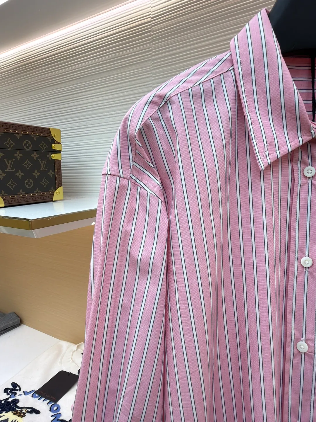 MIU MIU logo pink plaid shirt ●Item number: 1682468-B10 ●Material: pink mist harp pattern shirt fabric ●Technology: infrared positioning cutting machine ●Color: pink ●Version: loose fit ●Weight: about 255 grams ●Size: 36-38-40-42 ●Description: Customized pink mist harp pattern shirt material, rich texture, full color, comfortable and skin-friendly, stunning appearance with a touch of fresh matte powder The stripes are reconstructed using the proportions of harp strings, making every thread a visual note. The iconic Miu Miu embroidery is embellished on the chest, highlighting the brand's identity symbol. Every inch of detail sets off a carefully designed sense of luxury, breaking the rules but making the rules more beautiful. Adopt imported machine embroidery technology, use advanced computer control systems and precision mechanical components to achieve Miu Miu logo embroidery operations with high precision. The lines are smooth and delicate. The infrared positioning cutting bed uses infrared transmitters and infrared receivers to achieve precise positioning of materials. The accuracy can reach the micron level, thereby meeting the effect of high-precision cutting of alignment strips. The use of side-turning and embedded stitching stitching technology can provide high-quality stitching results that are smooth and neat. The overall wiring is straight and delicate, the fabric is comfortable and soft, and the color is consistent without color difference. It can be matched with the same style to create a fashionable look and control various occasions. Customized accessories, complete with three standards, same style for men and women!