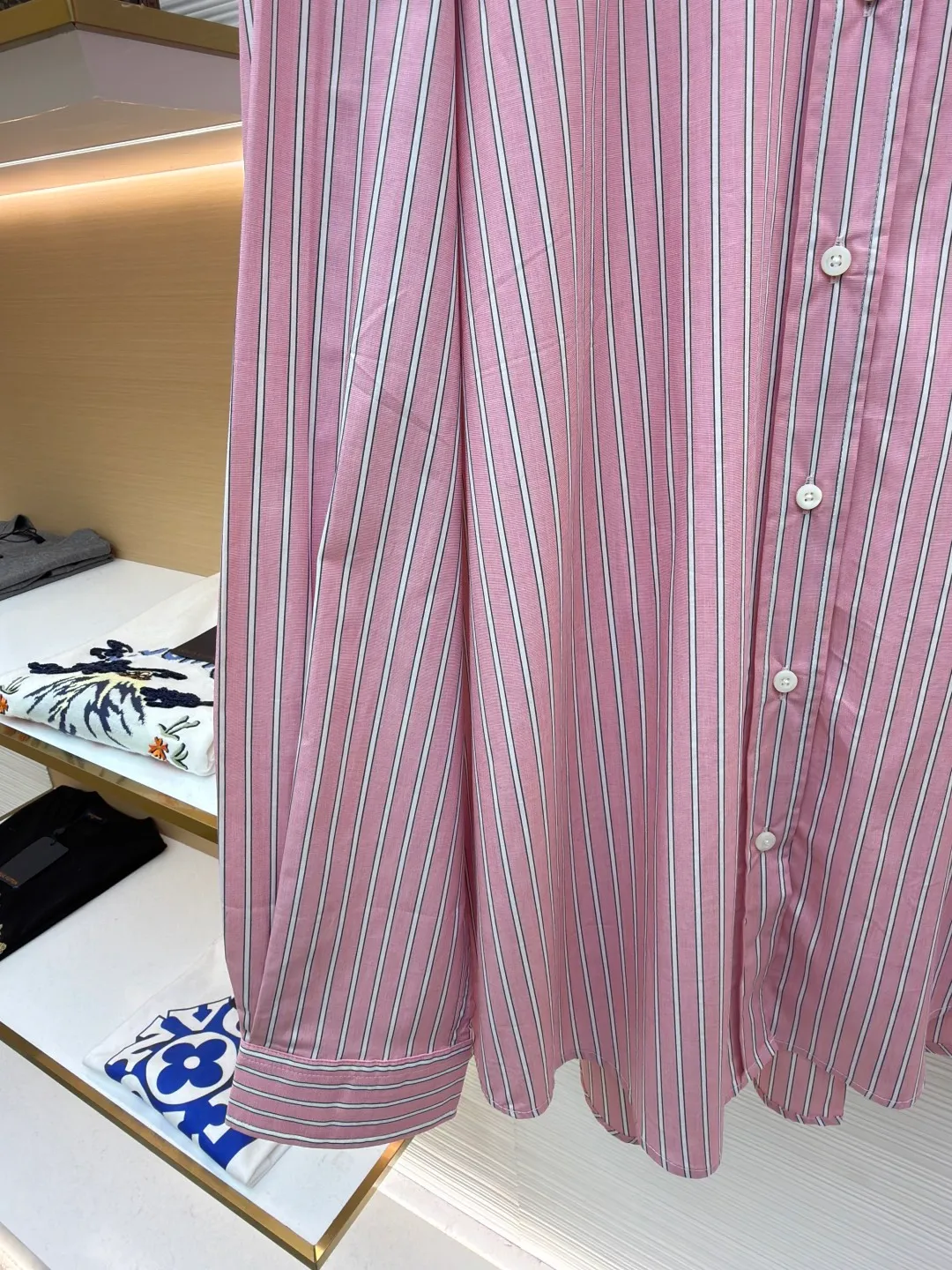 MIU MIU logo pink plaid shirt ●Item number: 1682468-B10 ●Material: pink mist harp pattern shirt fabric ●Technology: infrared positioning cutting machine ●Color: pink ●Version: loose fit ●Weight: about 255 grams ●Size: 36-38-40-42 ●Description: Customized pink mist harp pattern shirt material, rich texture, full color, comfortable and skin-friendly, stunning appearance with a touch of fresh matte powder The stripes are reconstructed using the proportions of harp strings, making every thread a visual note. The iconic Miu Miu embroidery is embellished on the chest, highlighting the brand's identity symbol. Every inch of detail sets off a carefully designed sense of luxury, breaking the rules but making the rules more beautiful. Adopt imported machine embroidery technology, use advanced computer control systems and precision mechanical components to achieve Miu Miu logo embroidery operations with high precision. The lines are smooth and delicate. The infrared positioning cutting bed uses infrared transmitters and infrared receivers to achieve precise positioning of materials. The accuracy can reach the micron level, thereby meeting the effect of high-precision cutting of alignment strips. The use of side-turning and embedded stitching stitching technology can provide high-quality stitching results that are smooth and neat. The overall wiring is straight and delicate, the fabric is comfortable and soft, and the color is consistent without color difference. It can be matched with the same style to create a fashionable look and control various occasions. Customized accessories, complete with three standards, same style for men and women!