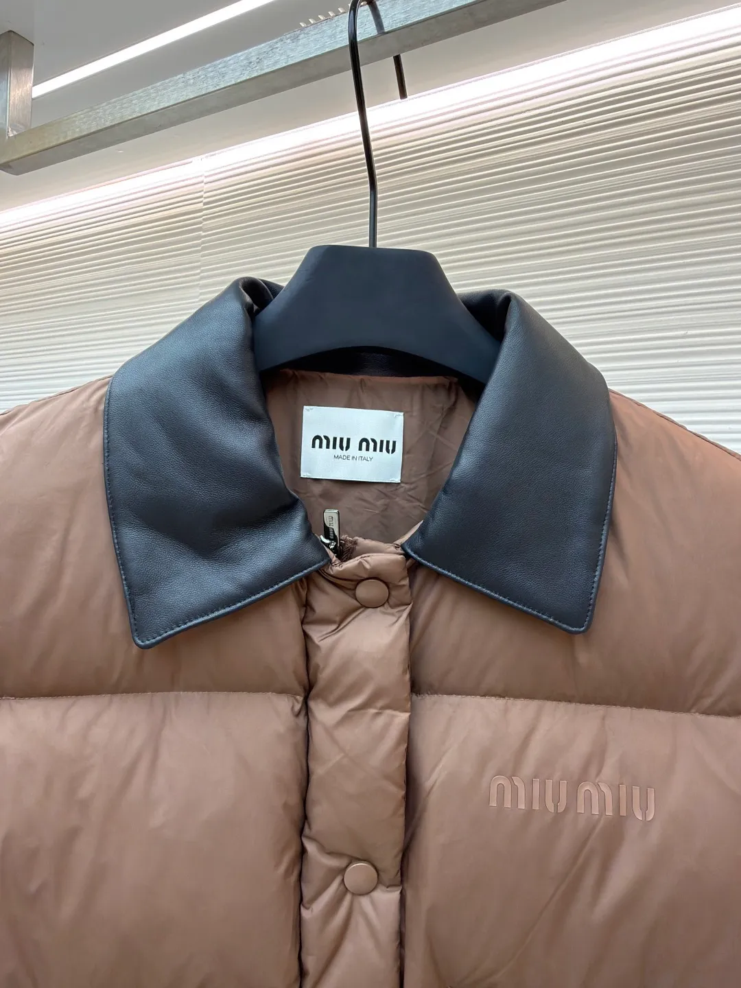 MIUMIU technology ponge down vest [Women's clothing] ●Item number: 1681115-C65 ●Material: white duck down fabric ●Technology: glue printing ●Version: fitted version ●Weight: about 425 grams ●Size: S-M-L ●Description: This vest is made of lightweight and durable nylon fabric with down filling, taking into account both warmth and fashion. The collar is made of genuine leather to enhance the overall texture and warmth. The outer layer of high-density nylon is windproof and waterproof, light and wear-resistant, and the inner layer is filled with down, which has high fluffiness and strong warmth retention. It is made of national standard 90 white duck down and has a filling capacity of 190 grams to ensure excellent warmth retention. The down has been strictly screened and processed and is not easy to be drilled, ensuring durability. The letter pattern is displayed on the breast bag piece through glue printing. The printer scrapes the print 10 times to ensure the printing thickness, forming a micro-three-dimensional convex structure. The scraper pressure is even and the firmness is improved. After being cured at high temperature, the pigment is combined with the fabric fibers and is not easy to fall off due to friction. The overall wiring is straight and delicate, the fabric is comfortable and soft, and the color is consistent without color difference. It can be matched with the same style to create a fashionable look and control various occasions. Customized accessories, complete with three standards, same style for men and women!