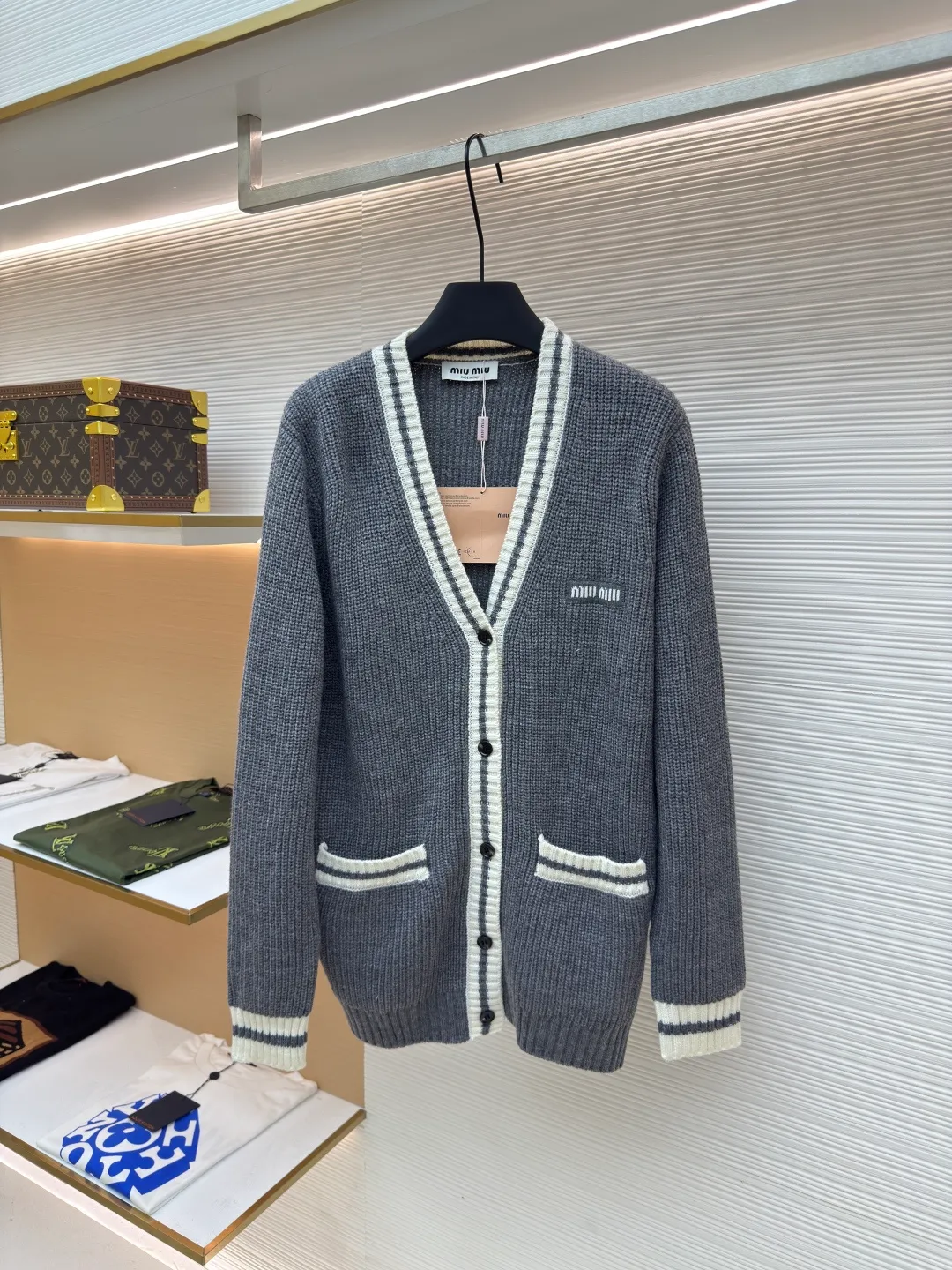 MIUMIU gray and white striped cardigan ●Authentic product: purchased and developed by 14643 ●Item number: 1680607-B05 ●Fabric: wool blended fabric ●Technology: knitted ●Version: loose version ●Weight: about 675 grams ●Size: S-M-L ●Description: miumiu24ss gray and white striped cardigan Real shot Original purchase 2.6w using model 3.5.7 imported Stoll flat knitting machine The whole body is ingot tissue. The cuffs and door towels are sandwiched in color. The contrast stitching is more eye-catching. The fabric uses imported cashmere blended yarn. It has good elasticity, anti-pilling and good warmth. There are pockets on the front. The front collar is a classic V-neck cardigan design. Customized matte buttons. Customized accessories. The overall routing is straight and delicate, the fabric is comfortable and soft, and the color is consistent without color difference. It can be matched with the same style to create a fashionable look and control various occasions. Customized accessories, complete three labels, the same style for men and women!