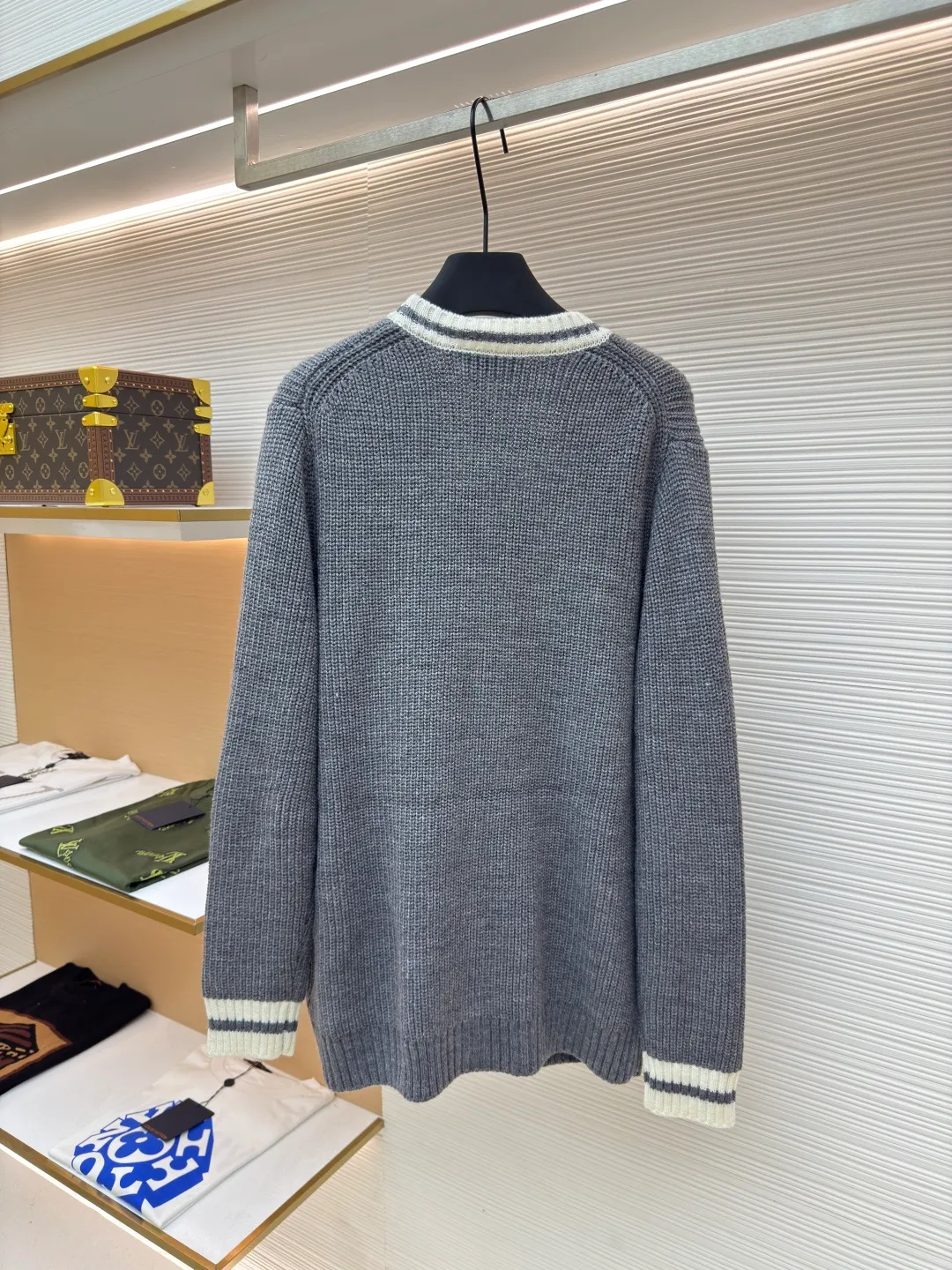 MIUMIU gray and white striped cardigan ●Authentic product: purchased and developed by 14643 ●Item number: 1680607-B05 ●Fabric: wool blended fabric ●Technology: knitted ●Version: loose version ●Weight: about 675 grams ●Size: S-M-L ●Description: miumiu24ss gray and white striped cardigan Real shot Original purchase 2.6w using model 3.5.7 imported Stoll flat knitting machine The whole body is ingot tissue. The cuffs and door towels are sandwiched in color. The contrast stitching is more eye-catching. The fabric uses imported cashmere blended yarn. It has good elasticity, anti-pilling and good warmth. There are pockets on the front. The front collar is a classic V-neck cardigan design. Customized matte buttons. Customized accessories. The overall routing is straight and delicate, the fabric is comfortable and soft, and the color is consistent without color difference. It can be matched with the same style to create a fashionable look and control various occasions. Customized accessories, complete three labels, the same style for men and women!