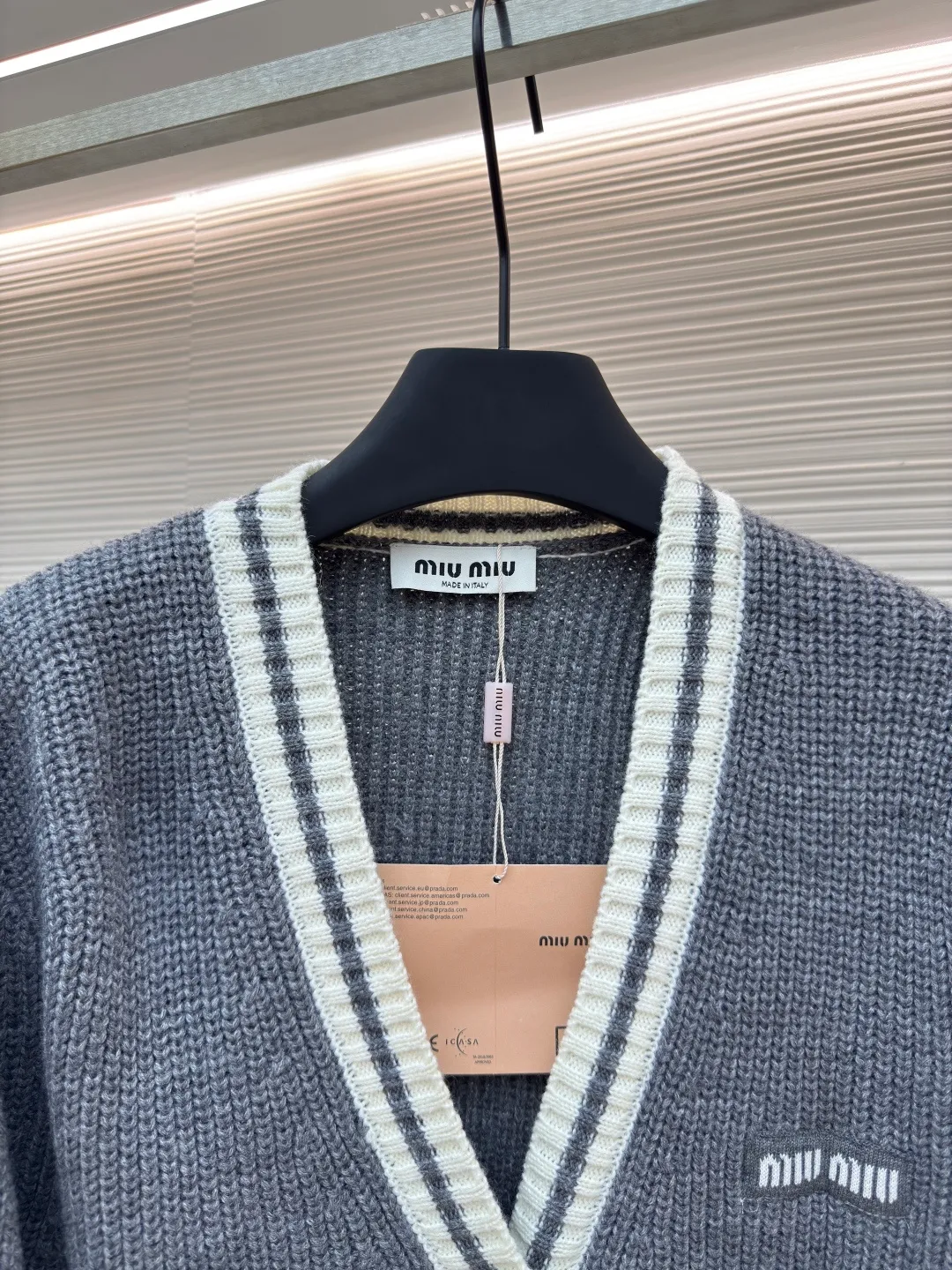 MIUMIU gray and white striped cardigan ●Authentic product: purchased and developed by 14643 ●Item number: 1680607-B05 ●Fabric: wool blended fabric ●Technology: knitted ●Version: loose version ●Weight: about 675 grams ●Size: S-M-L ●Description: miumiu24ss gray and white striped cardigan Real shot Original purchase 2.6w using model 3.5.7 imported Stoll flat knitting machine The whole body is ingot tissue. The cuffs and door towels are sandwiched in color. The contrast stitching is more eye-catching. The fabric uses imported cashmere blended yarn. It has good elasticity, anti-pilling and good warmth. There are pockets on the front. The front collar is a classic V-neck cardigan design. Customized matte buttons. Customized accessories. The overall routing is straight and delicate, the fabric is comfortable and soft, and the color is consistent without color difference. It can be matched with the same style to create a fashionable look and control various occasions. Customized accessories, complete three labels, the same style for men and women!