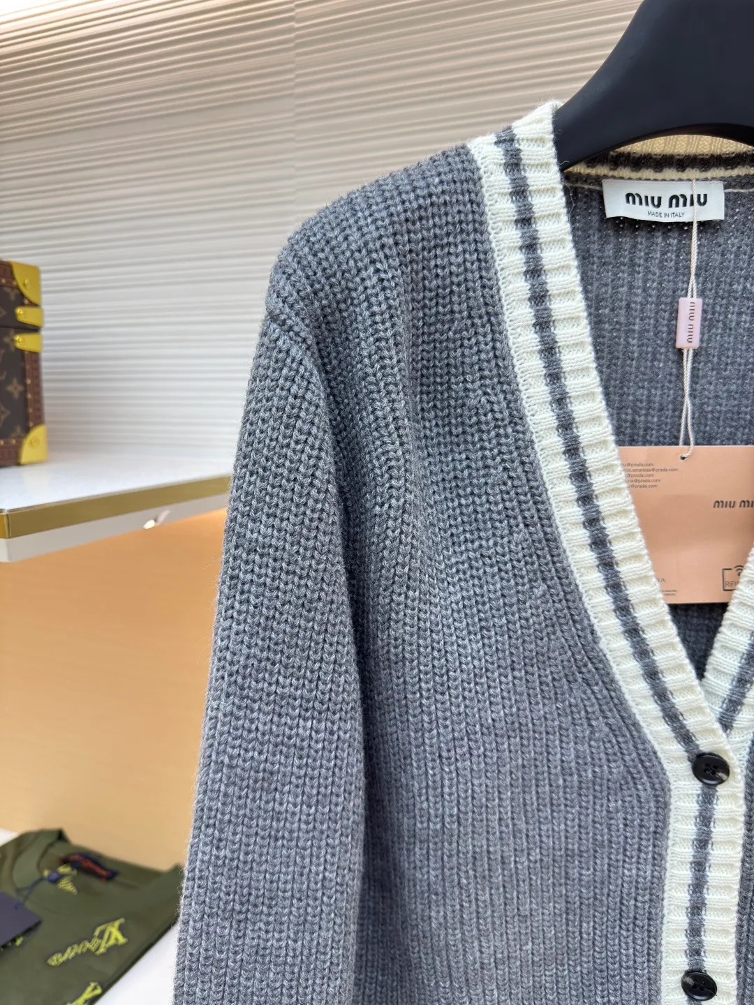 MIUMIU gray and white striped cardigan ●Authentic product: purchased and developed by 14643 ●Item number: 1680607-B05 ●Fabric: wool blended fabric ●Technology: knitted ●Version: loose version ●Weight: about 675 grams ●Size: S-M-L ●Description: miumiu24ss gray and white striped cardigan Real shot Original purchase 2.6w using model 3.5.7 imported Stoll flat knitting machine The whole body is ingot tissue. The cuffs and door towels are sandwiched in color. The contrast stitching is more eye-catching. The fabric uses imported cashmere blended yarn. It has good elasticity, anti-pilling and good warmth. There are pockets on the front. The front collar is a classic V-neck cardigan design. Customized matte buttons. Customized accessories. The overall routing is straight and delicate, the fabric is comfortable and soft, and the color is consistent without color difference. It can be matched with the same style to create a fashionable look and control various occasions. Customized accessories, complete three labels, the same style for men and women!