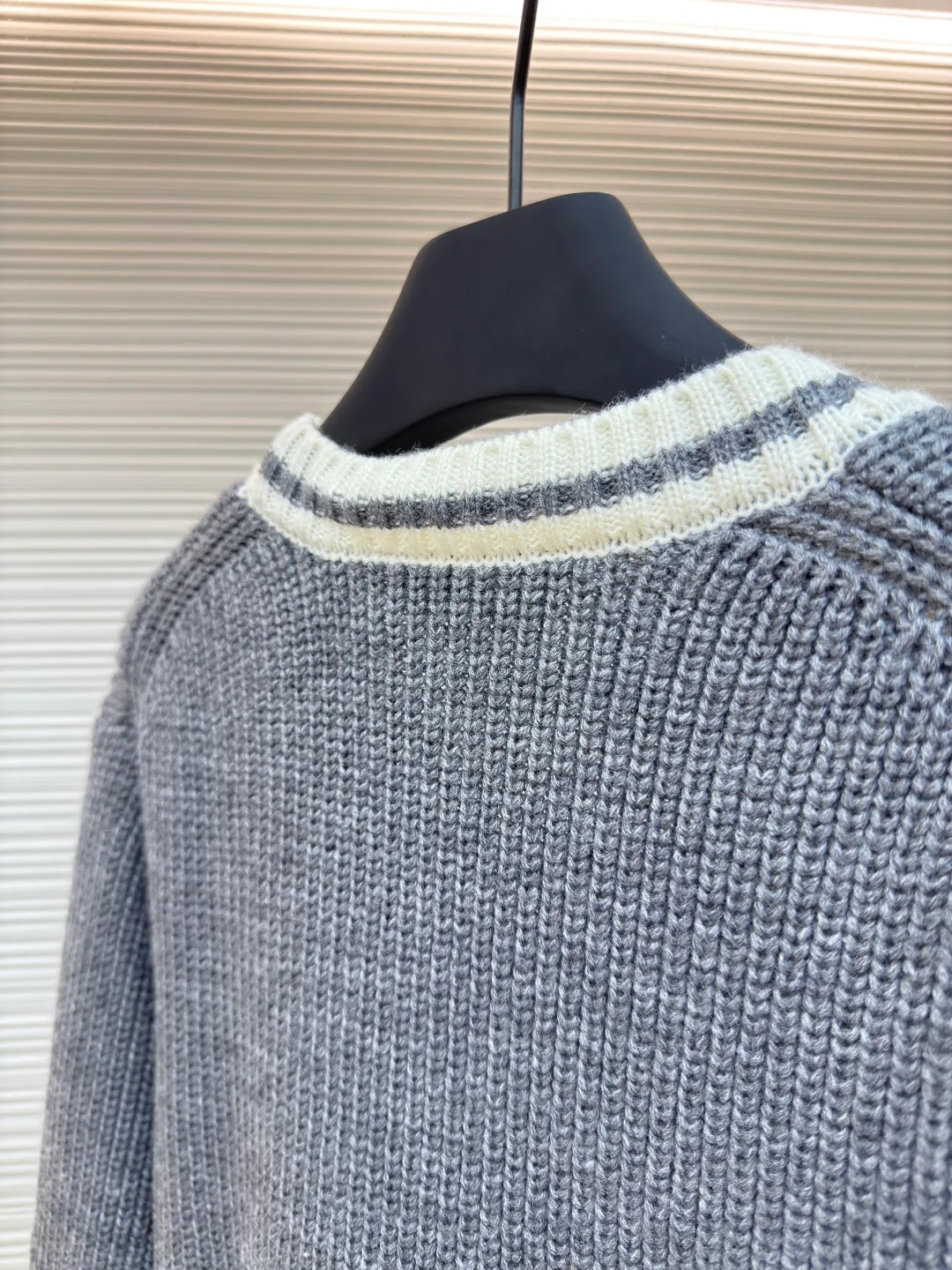 MIUMIU gray and white striped cardigan ●Authentic product: purchased and developed by 14643 ●Item number: 1680607-B05 ●Fabric: wool blended fabric ●Technology: knitted ●Version: loose version ●Weight: about 675 grams ●Size: S-M-L ●Description: miumiu24ss gray and white striped cardigan Real shot Original purchase 2.6w using model 3.5.7 imported Stoll flat knitting machine The whole body is ingot tissue. The cuffs and door towels are sandwiched in color. The contrast stitching is more eye-catching. The fabric uses imported cashmere blended yarn. It has good elasticity, anti-pilling and good warmth. There are pockets on the front. The front collar is a classic V-neck cardigan design. Customized matte buttons. Customized accessories. The overall routing is straight and delicate, the fabric is comfortable and soft, and the color is consistent without color difference. It can be matched with the same style to create a fashionable look and control various occasions. Customized accessories, complete three labels, the same style for men and women!