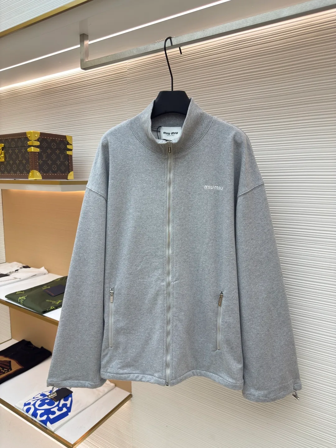 MIUMIU zipper embroidered sweatshirt jacket ●Authentic product: Purchased and developed for 17300 ●Item number: 1680645-A95 ●Fabric: sheepfold fabric ●Technology: embroidery production ●Version: Fitted version ●Weight: about 900g ●Size: 36-38-40-42 ●Description: Made of 380g terry, custom-woven Xinjiang cotton yarn. The thread is made of matching 1*1 double yarn and dyed in the same vat. The embroidery uses 3D three-dimensional embroidery technology and is embellished with miuiu, showing a simple and high-end style. Full-width opening pocket with zipper, double zipper design at the pocket, and No. 5 electroplated bright silver-white slider. The hem has a hanging buckle and a MiuMiu engraved logo on the face. Combining style and performance, this sweatshirt features a relaxed fit that plays with proportions and a modern aesthetic. Oversize fit. Long sleeves with rib knit cuffs. Stand collar. Front zip closure. Stretch hem. Embroidered logo. The overall wiring is straight and delicate, the fabric is comfortable and soft, and the color is consistent without color difference. It can be matched with the same style to create a fashionable look and control various occasions. Customized accessories, complete with three standards, same style for men and women!