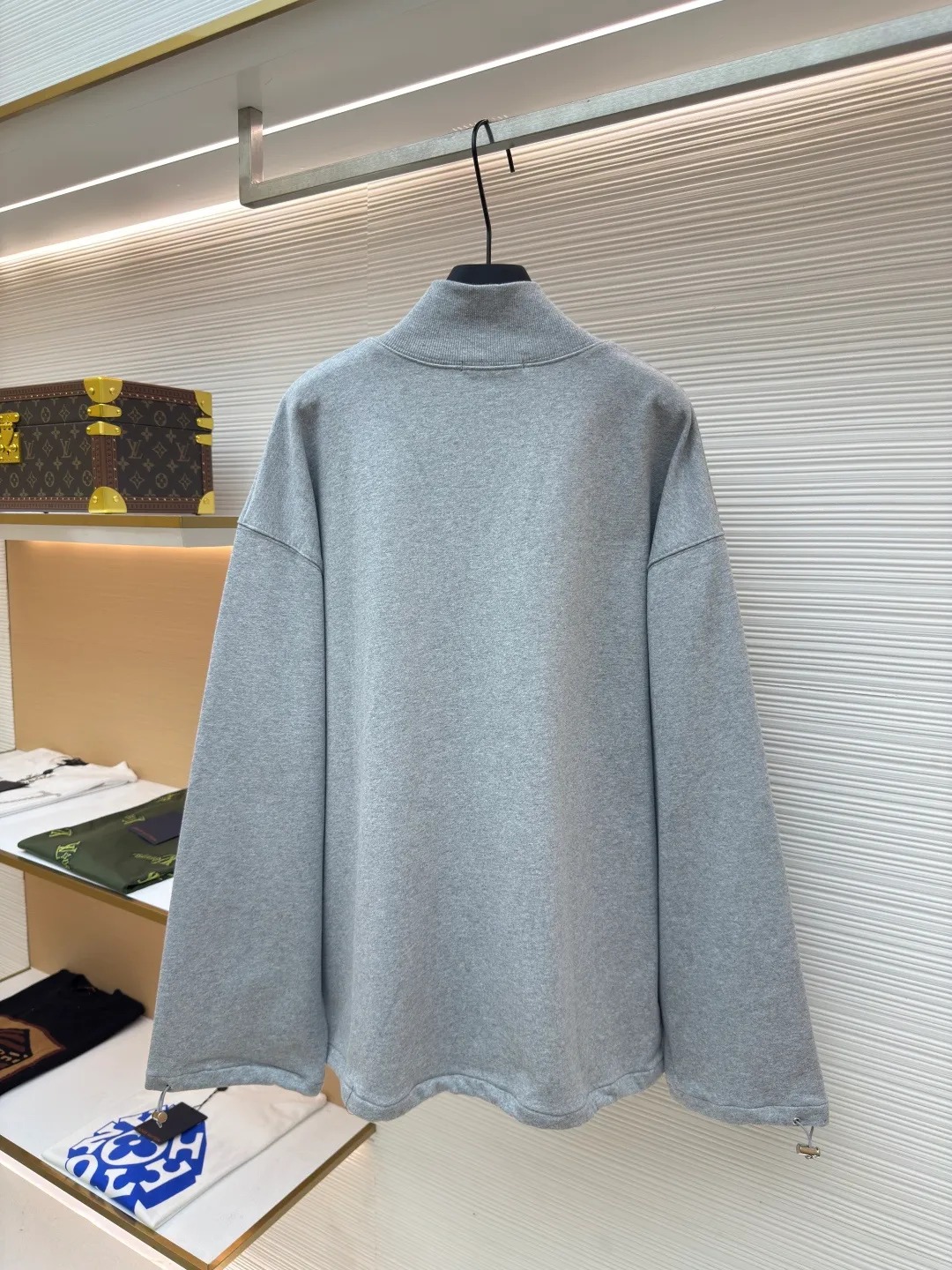 MIUMIU zipper embroidered sweatshirt jacket ●Authentic product: Purchased and developed for 17300 ●Item number: 1680645-A95 ●Fabric: sheepfold fabric ●Technology: embroidery production ●Version: Fitted version ●Weight: about 900g ●Size: 36-38-40-42 ●Description: Made of 380g terry, custom-woven Xinjiang cotton yarn. The thread is made of matching 1*1 double yarn and dyed in the same vat. The embroidery uses 3D three-dimensional embroidery technology and is embellished with miuiu, showing a simple and high-end style. Full-width opening pocket with zipper, double zipper design at the pocket, and No. 5 electroplated bright silver-white slider. The hem has a hanging buckle and a MiuMiu engraved logo on the face. Combining style and performance, this sweatshirt features a relaxed fit that plays with proportions and a modern aesthetic. Oversize fit. Long sleeves with rib knit cuffs. Stand collar. Front zip closure. Stretch hem. Embroidered logo. The overall wiring is straight and delicate, the fabric is comfortable and soft, and the color is consistent without color difference. It can be matched with the same style to create a fashionable look and control various occasions. Customized accessories, complete with three standards, same style for men and women!