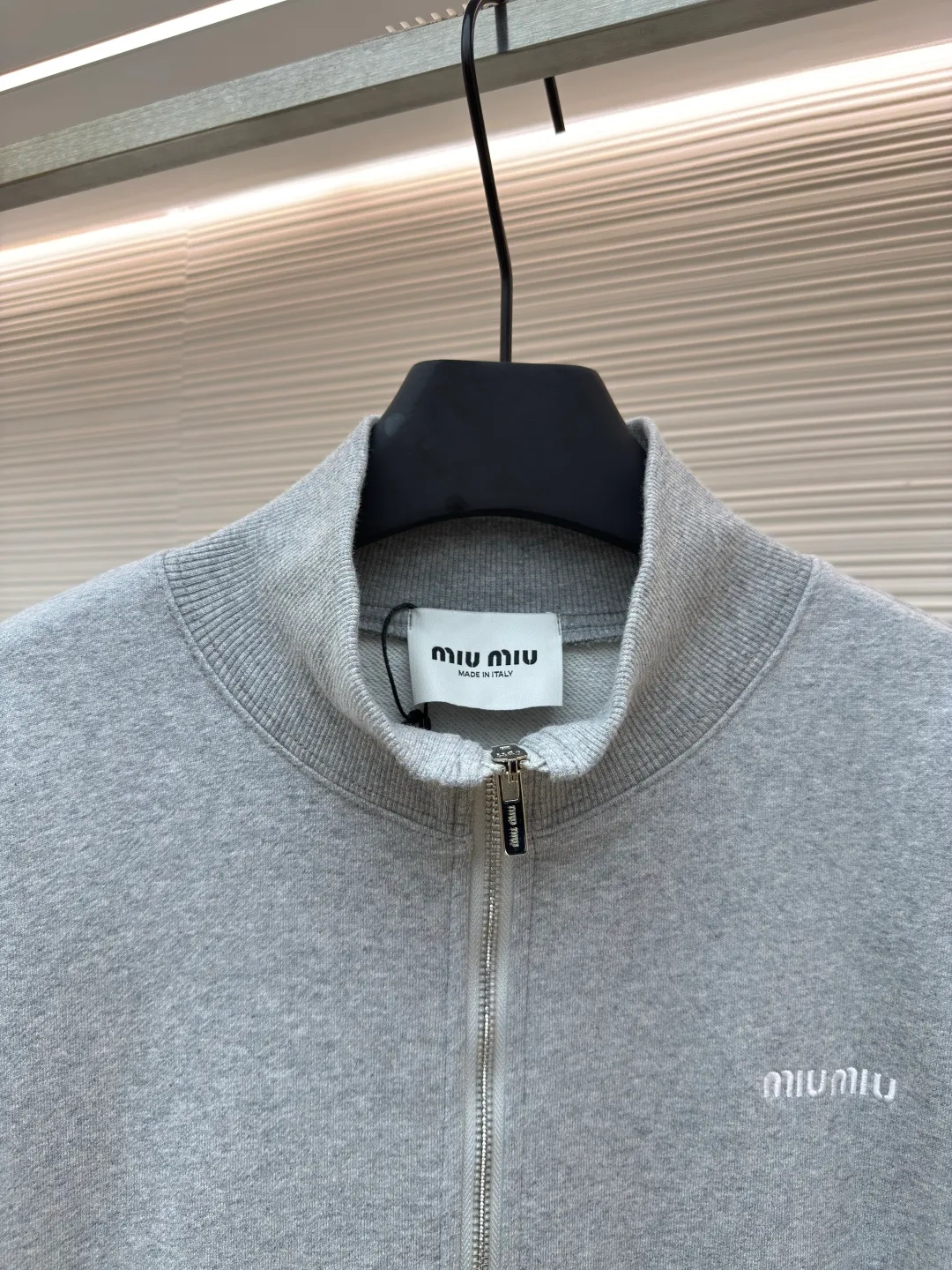 MIUMIU zipper embroidered sweatshirt jacket ●Authentic product: Purchased and developed for 17300 ●Item number: 1680645-A95 ●Fabric: sheepfold fabric ●Technology: embroidery production ●Version: Fitted version ●Weight: about 900g ●Size: 36-38-40-42 ●Description: Made of 380g terry, custom-woven Xinjiang cotton yarn. The thread is made of matching 1*1 double yarn and dyed in the same vat. The embroidery uses 3D three-dimensional embroidery technology and is embellished with miuiu, showing a simple and high-end style. Full-width opening pocket with zipper, double zipper design at the pocket, and No. 5 electroplated bright silver-white slider. The hem has a hanging buckle and a MiuMiu engraved logo on the face. Combining style and performance, this sweatshirt features a relaxed fit that plays with proportions and a modern aesthetic. Oversize fit. Long sleeves with rib knit cuffs. Stand collar. Front zip closure. Stretch hem. Embroidered logo. The overall wiring is straight and delicate, the fabric is comfortable and soft, and the color is consistent without color difference. It can be matched with the same style to create a fashionable look and control various occasions. Customized accessories, complete with three standards, same style for men and women!