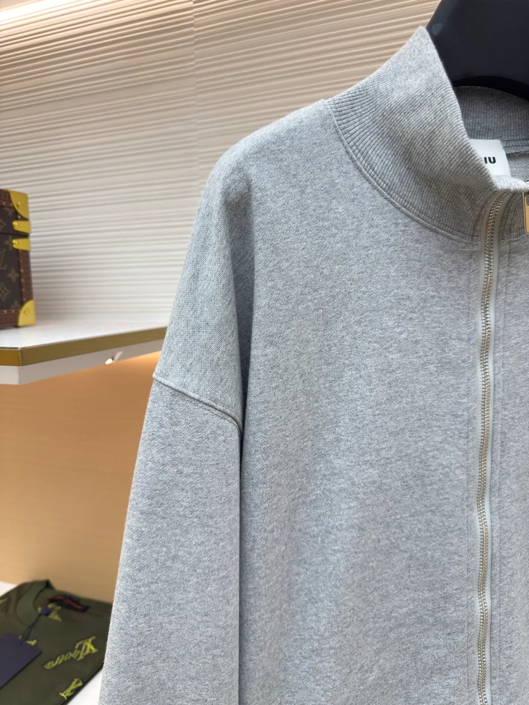 MIUMIU zipper embroidered sweatshirt jacket ●Authentic product: Purchased and developed for 17300 ●Item number: 1680645-A95 ●Fabric: sheepfold fabric ●Technology: embroidery production ●Version: Fitted version ●Weight: about 900g ●Size: 36-38-40-42 ●Description: Made of 380g terry, custom-woven Xinjiang cotton yarn. The thread is made of matching 1*1 double yarn and dyed in the same vat. The embroidery uses 3D three-dimensional embroidery technology and is embellished with miuiu, showing a simple and high-end style. Full-width opening pocket with zipper, double zipper design at the pocket, and No. 5 electroplated bright silver-white slider. The hem has a hanging buckle and a MiuMiu engraved logo on the face. Combining style and performance, this sweatshirt features a relaxed fit that plays with proportions and a modern aesthetic. Oversize fit. Long sleeves with rib knit cuffs. Stand collar. Front zip closure. Stretch hem. Embroidered logo. The overall wiring is straight and delicate, the fabric is comfortable and soft, and the color is consistent without color difference. It can be matched with the same style to create a fashionable look and control various occasions. Customized accessories, complete with three standards, same style for men and women!