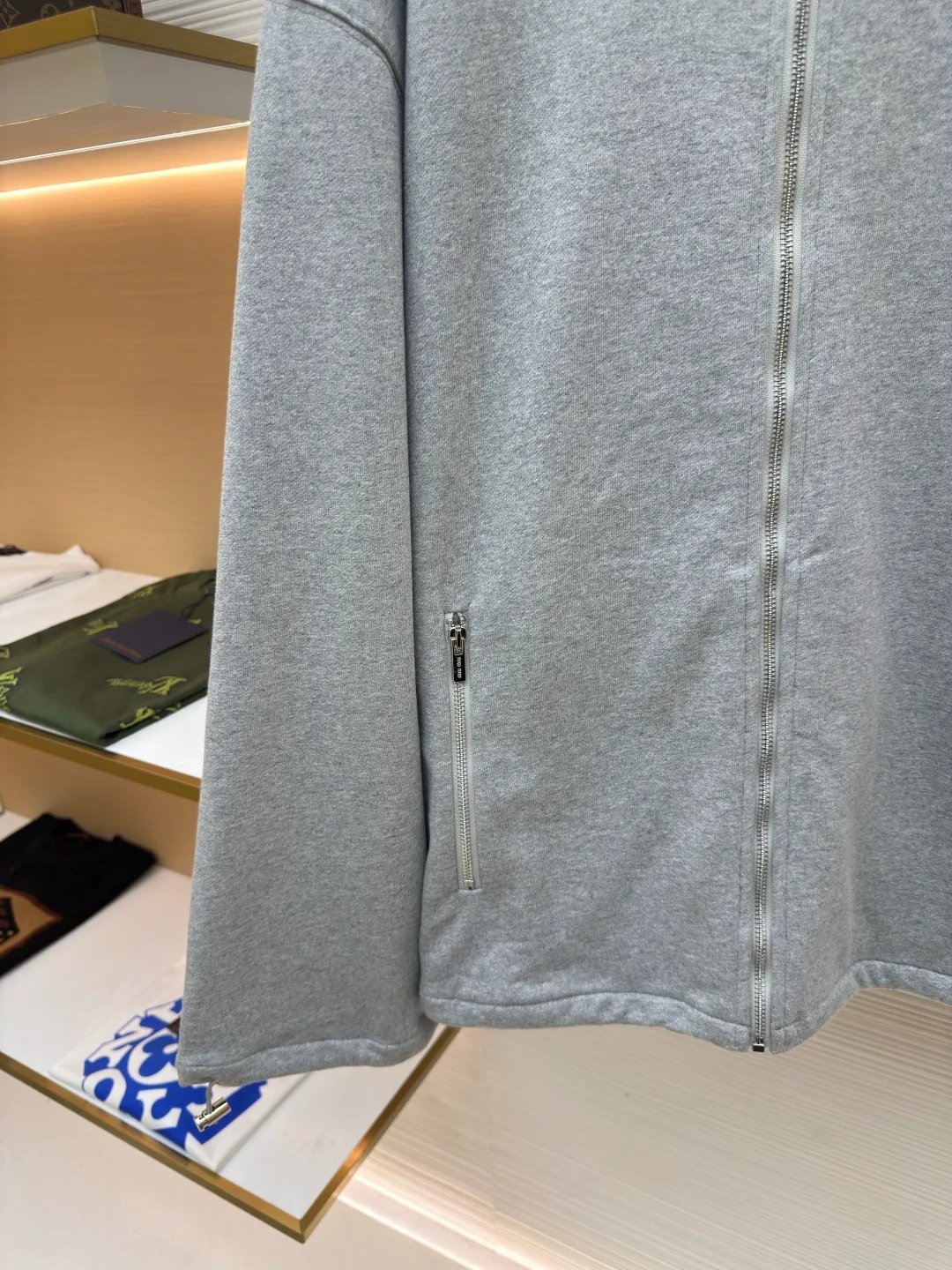 MIUMIU zipper embroidered sweatshirt jacket ●Authentic product: Purchased and developed for 17300 ●Item number: 1680645-A95 ●Fabric: sheepfold fabric ●Technology: embroidery production ●Version: Fitted version ●Weight: about 900g ●Size: 36-38-40-42 ●Description: Made of 380g terry, custom-woven Xinjiang cotton yarn. The thread is made of matching 1*1 double yarn and dyed in the same vat. The embroidery uses 3D three-dimensional embroidery technology and is embellished with miuiu, showing a simple and high-end style. Full-width opening pocket with zipper, double zipper design at the pocket, and No. 5 electroplated bright silver-white slider. The hem has a hanging buckle and a MiuMiu engraved logo on the face. Combining style and performance, this sweatshirt features a relaxed fit that plays with proportions and a modern aesthetic. Oversize fit. Long sleeves with rib knit cuffs. Stand collar. Front zip closure. Stretch hem. Embroidered logo. The overall wiring is straight and delicate, the fabric is comfortable and soft, and the color is consistent without color difference. It can be matched with the same style to create a fashionable look and control various occasions. Customized accessories, complete with three standards, same style for men and women!