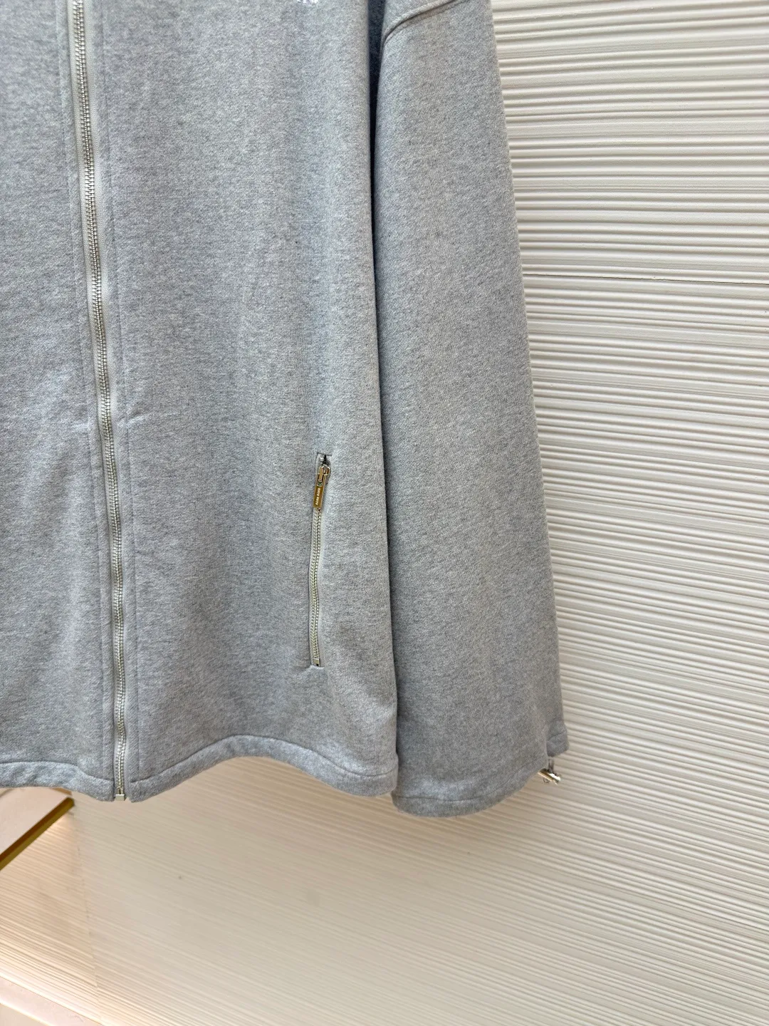 MIUMIU zipper embroidered sweatshirt jacket ●Authentic product: Purchased and developed for 17300 ●Item number: 1680645-A95 ●Fabric: sheepfold fabric ●Technology: embroidery production ●Version: Fitted version ●Weight: about 900g ●Size: 36-38-40-42 ●Description: Made of 380g terry, custom-woven Xinjiang cotton yarn. The thread is made of matching 1*1 double yarn and dyed in the same vat. The embroidery uses 3D three-dimensional embroidery technology and is embellished with miuiu, showing a simple and high-end style. Full-width opening pocket with zipper, double zipper design at the pocket, and No. 5 electroplated bright silver-white slider. The hem has a hanging buckle and a MiuMiu engraved logo on the face. Combining style and performance, this sweatshirt features a relaxed fit that plays with proportions and a modern aesthetic. Oversize fit. Long sleeves with rib knit cuffs. Stand collar. Front zip closure. Stretch hem. Embroidered logo. The overall wiring is straight and delicate, the fabric is comfortable and soft, and the color is consistent without color difference. It can be matched with the same style to create a fashionable look and control various occasions. Customized accessories, complete with three standards, same style for men and women!