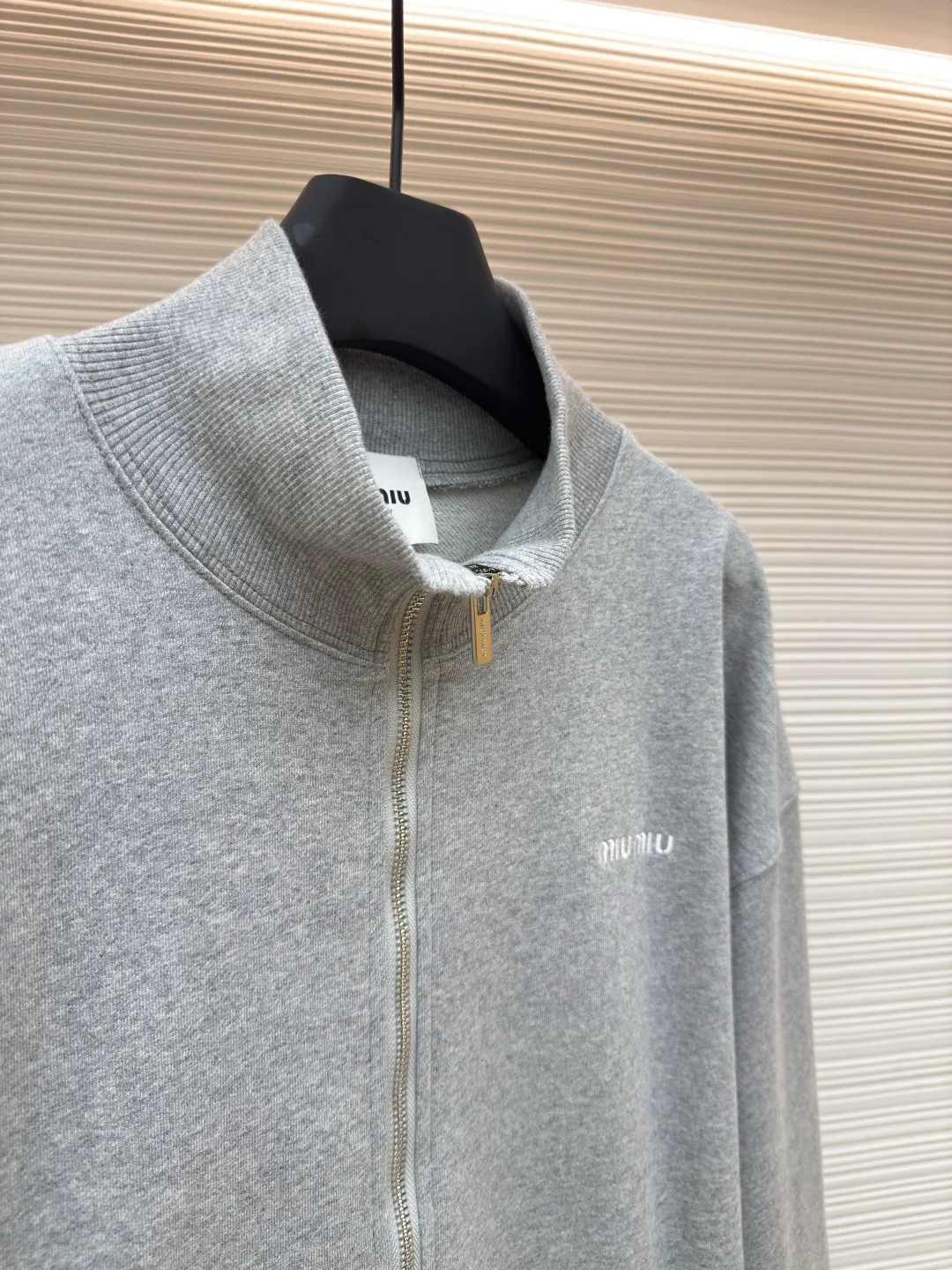 MIUMIU zipper embroidered sweatshirt jacket ●Authentic product: Purchased and developed for 17300 ●Item number: 1680645-A95 ●Fabric: sheepfold fabric ●Technology: embroidery production ●Version: Fitted version ●Weight: about 900g ●Size: 36-38-40-42 ●Description: Made of 380g terry, custom-woven Xinjiang cotton yarn. The thread is made of matching 1*1 double yarn and dyed in the same vat. The embroidery uses 3D three-dimensional embroidery technology and is embellished with miuiu, showing a simple and high-end style. Full-width opening pocket with zipper, double zipper design at the pocket, and No. 5 electroplated bright silver-white slider. The hem has a hanging buckle and a MiuMiu engraved logo on the face. Combining style and performance, this sweatshirt features a relaxed fit that plays with proportions and a modern aesthetic. Oversize fit. Long sleeves with rib knit cuffs. Stand collar. Front zip closure. Stretch hem. Embroidered logo. The overall wiring is straight and delicate, the fabric is comfortable and soft, and the color is consistent without color difference. It can be matched with the same style to create a fashionable look and control various occasions. Customized accessories, complete with three standards, same style for men and women!