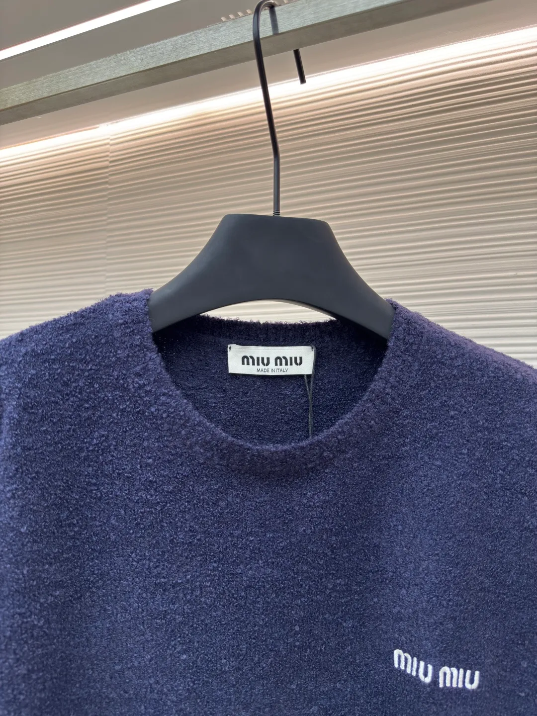 MIUMIU Embroidered Teddy Wool Round Neck Sweater ●Authentic product: Purchased and developed for 9899 ●Item No.: 1680636-A75 ●Fabric: Wool blended fabric ●Technology: Knitted ●Version: Fitted version ●Weight: about 560 grams ●Size: S-M-L ●Description: The yarn we choose is soft and skin-friendly loop yarn, custom-woven and dyed 60% sheep wool night blue black wool loop yarn The dark circle yarn in night blue has high ductility and good elasticity. It is different from the non-elastic flesh-piercing version on the market. The special washing process is very soft and skin-friendly. Positive 3-needle knitting process. The letters on the chest are imported Tajima machine 10,000-needle embroidery with the stitching process. The positioning embroidery is very full. The fine stitching is dense. The pattern is clear and the lines are strong. The letter details and spacing are greatly restored. The upper body is skin-friendly and versatile. The overall wiring is straight and delicate, the fabric is comfortable and soft, and the color is consistent without color difference. It can be matched with the same style to create a fashionable look and control various occasions. Customized accessories, complete with three standards, same style for men and women!