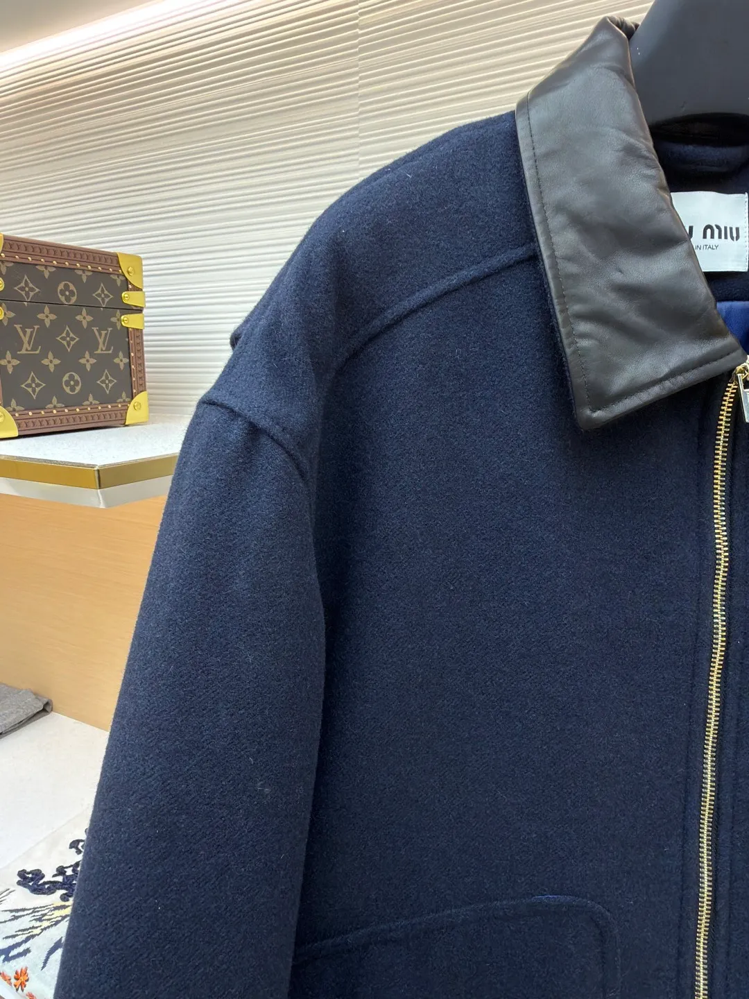MIUMIU shearling collar embroidered woolen cotton jacket ●Original version: 43702 purchased and developed ●Item number: 1681799-c75 ●Fabric: wool washed fabric ●Technology: laser cutting and shaping ●Color: navy blue ●Version: fitted version ●Weight: about 1440 grams ●Size: 46-48-50-52 ●Description: Made of washed wool fabric treated with special finishing process. The wool fiber becomes more supple through washing, which greatly reduces the irritation that traditional wool may cause, allowing it to be worn directly next to the body with high comfort. At the same time, a uniform and slight velvety layer is formed on the surface. This "distressed" effect gives the fabric a casual, casual, unintentional fashion style, avoiding the overly formal and stiff feeling of traditional wool clothing. The natural elasticity and resilience of wool fiber remain after washing, making the clothes less likely to deform and maintaining a good silhouette for a long time. The letter embroidery patches are laser cut and shaped to create an embossed texture and clear fonts. Each patch undergoes 5 layers of anti-wrinkle treatment to ensure that it retains its original shape after washing, enhancing visual recognition. Using quilted cannage pattern, the seamstress precisely adjusts the speed of the machine and stitch density, so that the stitches are smooth and even during the operation. After completion, regular diagonal quilting lines will be formed, which will inadvertently enhance the overall texture when putting it on and taking it off. The overall wiring is straight and delicate, the fabric is comfortable and soft, and the color is consistent without color difference. It can be matched with the same style to create a fashionable look and control various occasions. Customized accessories, complete with three standards, same style for men and women!