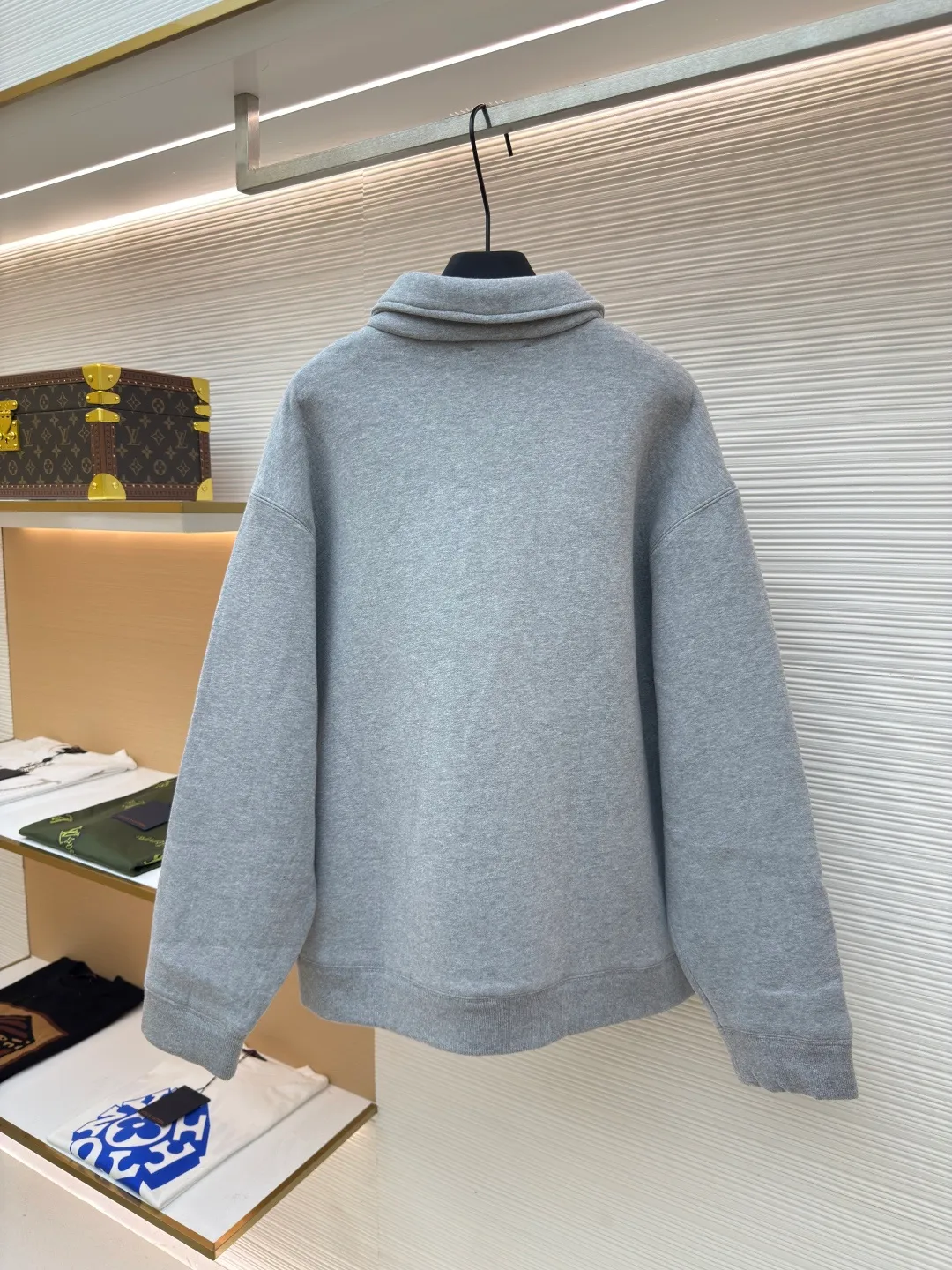 MIUMIU small leather label embroidered zipper jacket ●Authentic product: 25400 purchased and developed ●Item number: 1680571-B50 ●Fabric: terry fabric ●Technology: embroidery production ●Type: loose version ●Weight: about 1380 grams ●Size: 36-38-40-42 ●Description: 380 grams terry cloth combined with 260 grams double yarn, the fabric reaches 700 grams after high-temperature lamination. The overall weight of the garment is close to 2 kilograms. The fabric pattern is very three-dimensional and the upper body is very comfortable. The thread adopts 2*2 yarn thread, and the high-weight thread is embedded with this cloth, which has a very high-end garment effect. The pull uses the original No. 5 pull head with European style pull teeth. The pull head is electroplated in gold and has Miu Miu's iconic logo on it. The overall wiring is straight and delicate, the fabric is comfortable and soft, and the color is consistent without color difference. It can be matched with the same style to create a fashionable look and control various occasions. Customized accessories, complete with three standards, same style for men and women!