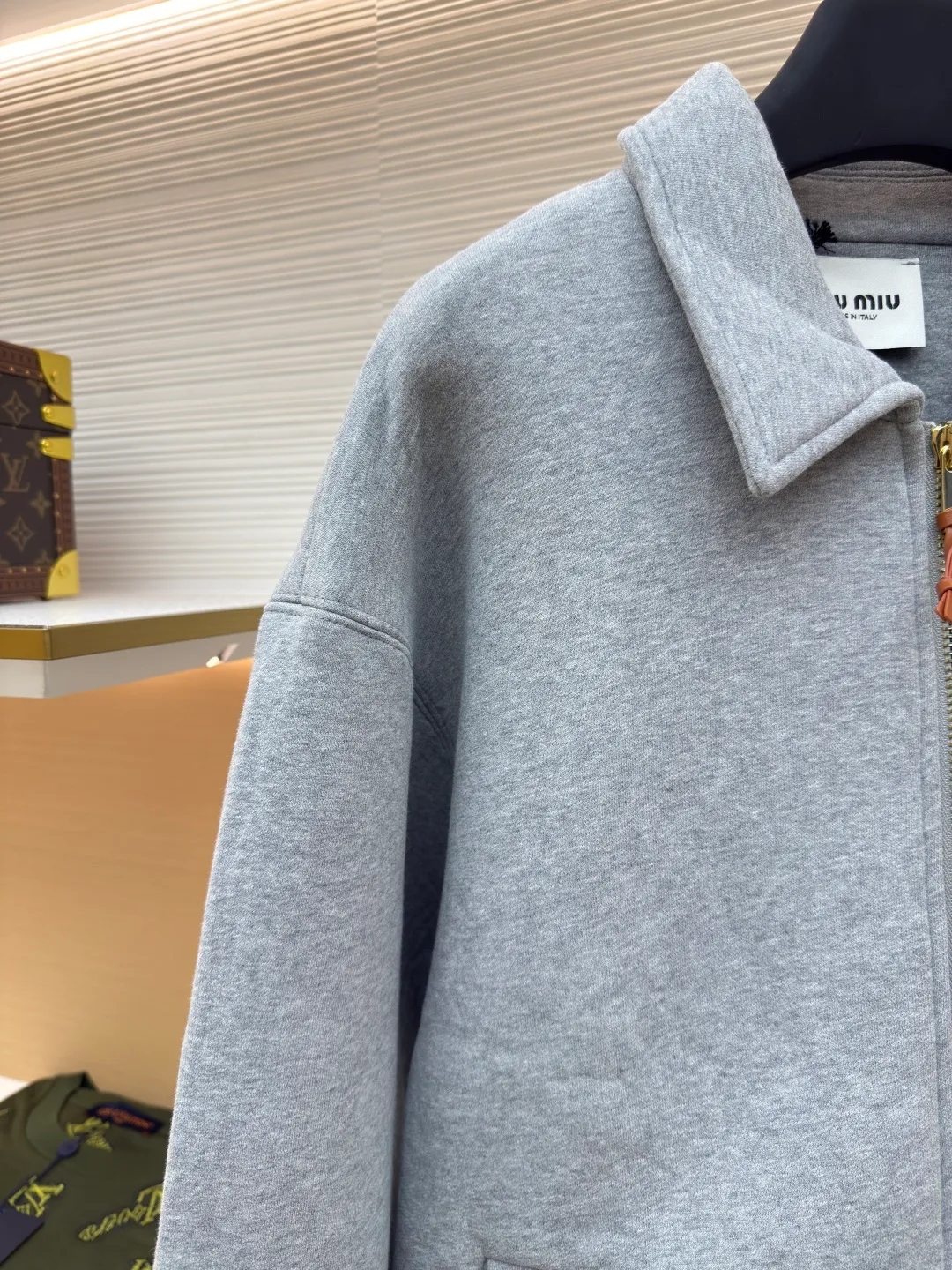 MIUMIU small leather label embroidered zipper jacket ●Authentic product: 25400 purchased and developed ●Item number: 1680571-B50 ●Fabric: terry fabric ●Technology: embroidery production ●Type: loose version ●Weight: about 1380 grams ●Size: 36-38-40-42 ●Description: 380 grams terry cloth combined with 260 grams double yarn, the fabric reaches 700 grams after high-temperature lamination. The overall weight of the garment is close to 2 kilograms. The fabric pattern is very three-dimensional and the upper body is very comfortable. The thread adopts 2*2 yarn thread, and the high-weight thread is embedded with this cloth, which has a very high-end garment effect. The pull uses the original No. 5 pull head with European style pull teeth. The pull head is electroplated in gold and has Miu Miu's iconic logo on it. The overall wiring is straight and delicate, the fabric is comfortable and soft, and the color is consistent without color difference. It can be matched with the same style to create a fashionable look and control various occasions. Customized accessories, complete with three standards, same style for men and women!