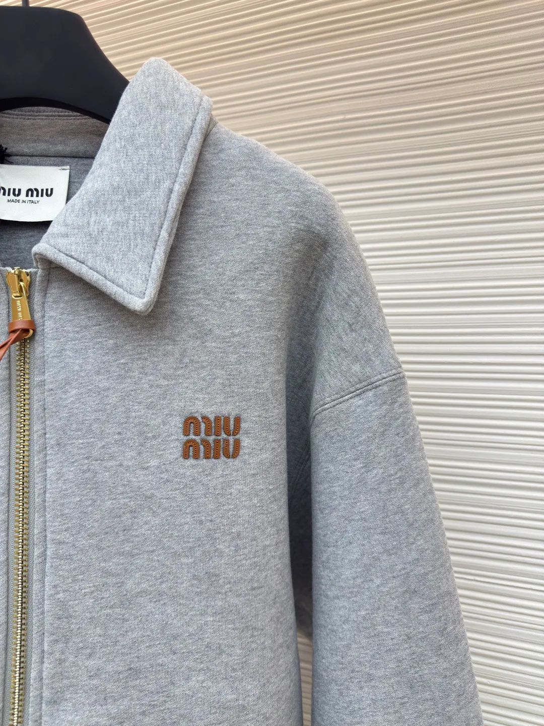 MIUMIU small leather label embroidered zipper jacket ●Authentic product: 25400 purchased and developed ●Item number: 1680571-B50 ●Fabric: terry fabric ●Technology: embroidery production ●Type: loose version ●Weight: about 1380 grams ●Size: 36-38-40-42 ●Description: 380 grams terry cloth combined with 260 grams double yarn, the fabric reaches 700 grams after high-temperature lamination. The overall weight of the garment is close to 2 kilograms. The fabric pattern is very three-dimensional and the upper body is very comfortable. The thread adopts 2*2 yarn thread, and the high-weight thread is embedded with this cloth, which has a very high-end garment effect. The pull uses the original No. 5 pull head with European style pull teeth. The pull head is electroplated in gold and has Miu Miu's iconic logo on it. The overall wiring is straight and delicate, the fabric is comfortable and soft, and the color is consistent without color difference. It can be matched with the same style to create a fashionable look and control various occasions. Customized accessories, complete with three standards, same style for men and women!