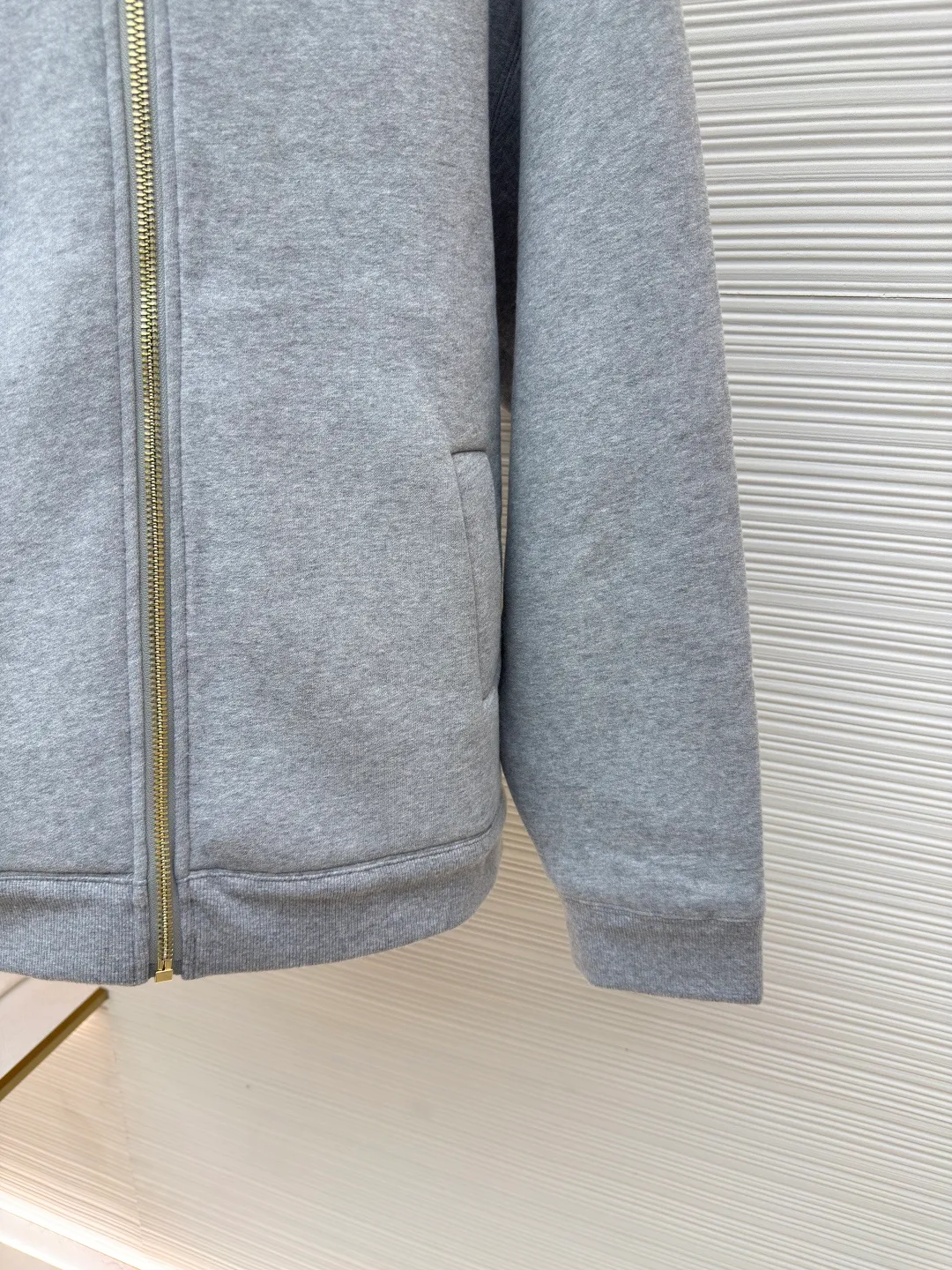 MIUMIU small leather label embroidered zipper jacket ●Authentic product: 25400 purchased and developed ●Item number: 1680571-B50 ●Fabric: terry fabric ●Technology: embroidery production ●Type: loose version ●Weight: about 1380 grams ●Size: 36-38-40-42 ●Description: 380 grams terry cloth combined with 260 grams double yarn, the fabric reaches 700 grams after high-temperature lamination. The overall weight of the garment is close to 2 kilograms. The fabric pattern is very three-dimensional and the upper body is very comfortable. The thread adopts 2*2 yarn thread, and the high-weight thread is embedded with this cloth, which has a very high-end garment effect. The pull uses the original No. 5 pull head with European style pull teeth. The pull head is electroplated in gold and has Miu Miu's iconic logo on it. The overall wiring is straight and delicate, the fabric is comfortable and soft, and the color is consistent without color difference. It can be matched with the same style to create a fashionable look and control various occasions. Customized accessories, complete with three standards, same style for men and women!
