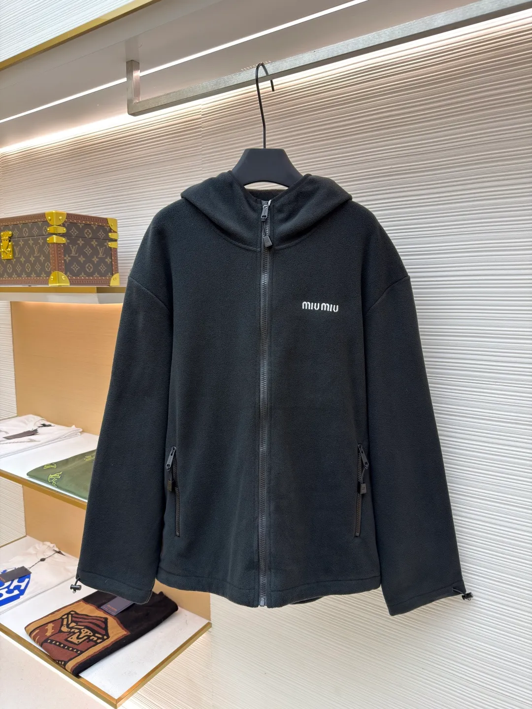 MIUMIU polar fleece embroidered jacket ●Original version: purchased and developed by 14859 ●Item number: 1680859-A95 ●Fabric: polar fleece fabric ●Technology: embroidery production ●Version: fitted version ●Weight: about 585 grams ●Size: 46-48-50-52 ●Description: The polyester filament passes through a circular knitting machine, and the warp and weft yarns are woven into each other into a double-sided knitted structure. The front and back are flat loops. The polar fleece fabric is formed after a series of processes such as dyeing, raising, carding, shearing, and polarization. The suede texture is soft and the fiber characteristics make it almost non-absorbent. It can quickly drain sweat to the outer layer of the fabric and evaporate quickly, maintaining good breathability. The suede surface can lock the air and form a stagnant air layer around the body, effectively preventing heat loss and providing good warmth retention properties. By setting an extremely high stitch density on the computer embroidery machine, the fabric and backing are tightly fixed on the frame of the embroidery machine, with even and just the right tension. The double-axis linear guide drives the embroidery frame, and the frame moving accuracy can reach 0.01mm/P, ensuring precise positioning. The overall wiring is straight and delicate, the fabric is comfortable and soft, and the color is consistent without color difference. It can be matched with the same style to create a fashionable look and control various occasions. Customized accessories, complete with three standards, same style for men and women!