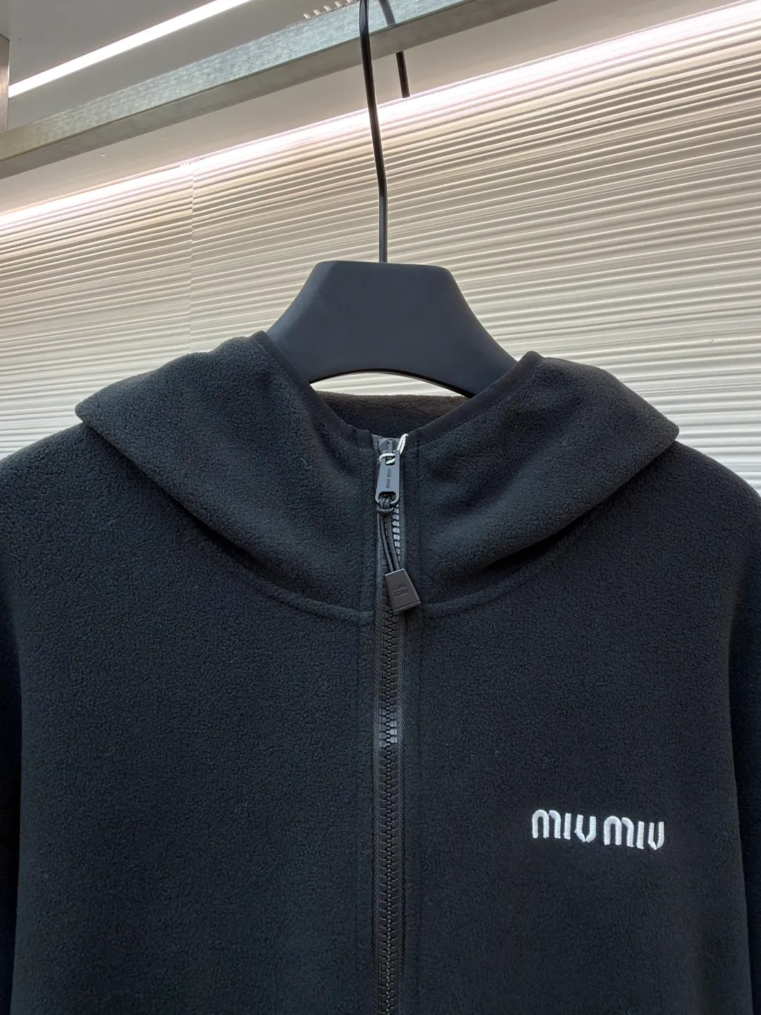 MIUMIU polar fleece embroidered jacket ●Original version: purchased and developed by 14859 ●Item number: 1680859-A95 ●Fabric: polar fleece fabric ●Technology: embroidery production ●Version: fitted version ●Weight: about 585 grams ●Size: 46-48-50-52 ●Description: The polyester filament passes through a circular knitting machine, and the warp and weft yarns are woven into each other into a double-sided knitted structure. The front and back are flat loops. The polar fleece fabric is formed after a series of processes such as dyeing, raising, carding, shearing, and polarization. The suede texture is soft and the fiber characteristics make it almost non-absorbent. It can quickly drain sweat to the outer layer of the fabric and evaporate quickly, maintaining good breathability. The suede surface can lock the air and form a stagnant air layer around the body, effectively preventing heat loss and providing good warmth retention properties. By setting an extremely high stitch density on the computer embroidery machine, the fabric and backing are tightly fixed on the frame of the embroidery machine, with even and just the right tension. The double-axis linear guide drives the embroidery frame, and the frame moving accuracy can reach 0.01mm/P, ensuring precise positioning. The overall wiring is straight and delicate, the fabric is comfortable and soft, and the color is consistent without color difference. It can be matched with the same style to create a fashionable look and control various occasions. Customized accessories, complete with three standards, same style for men and women!