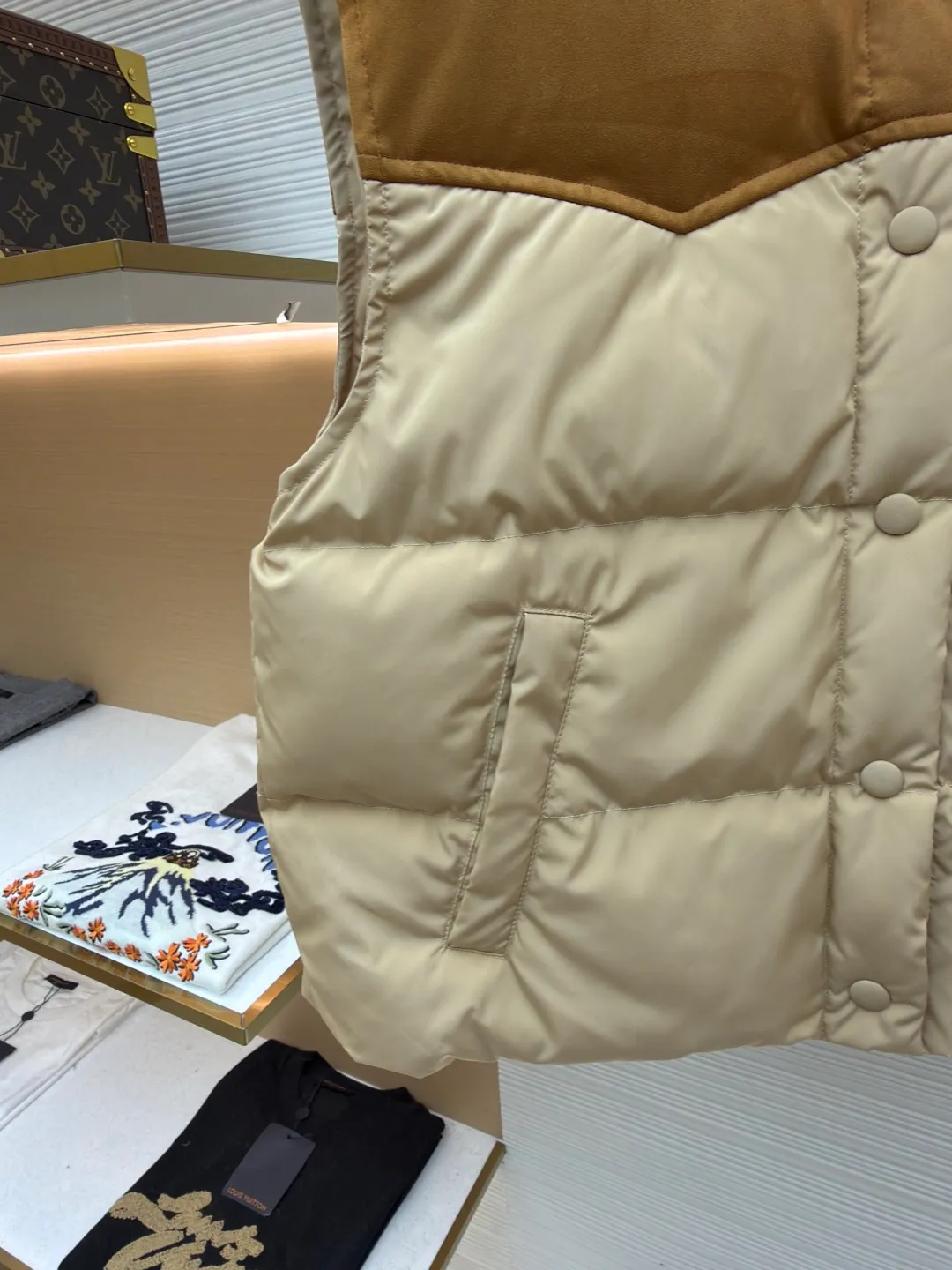 MIUMIU flocked stitching lapel vest ●Original version: Purchased and developed by 26615 ●Item number: 1681922-B50 ●Fabric: white duck down fabric ●Technology: embossed flocking ●Color: Khaki ●Version: Fitted version ●Weight: about 505 grams ●Size: S-M-L ●Description: This style is Miu Miu-style patchwork vest uses collision splicing technology: the main body is made of high-density matte nylon fabric, which is wind-resistant and anti-sand velvet; the collar and chest area are spliced with fine suede, and the texture contrast is enhanced by diagonal stitching. The filling is made of high-fill white duck down, and the segmented down filling process ensures an even amount of down in each grid, with a fill power of 600+; the placket is designed with metal snaps and a built-in concealed buckle for double temperature locking. The "MIU MIU" logo on the front chest adopts embossed flocking technology, which has a three-dimensional touch and is not easy to fall off; the cuffs and hem are elasticized to fit the body shape. The overall stitching uses anti-drilling velvet hemming needles, and the pockets are obliquely inserted invisible pockets, taking into account both beauty and practicality. It is a fashionable style that is lightweight and warm in autumn and winter. The overall wiring is straight and delicate, the fabric is comfortable and soft, and the color is consistent without color difference. It can be matched with the same style to create a fashionable look and control various occasions. Customized accessories, complete with three standards, same style for men and women!