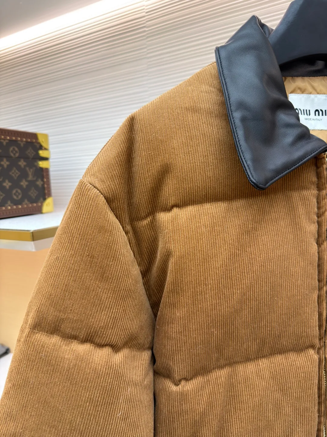 MIUMIU Leather collar patch embroidered corduroy down jacket [Women's clothing] ●Original version: purchased and developed by 22509 ●Item number: 1681469-D90 ●Fabric: white duck down fabric ●Technology: patch production ●Color: brown ●Version: fitted version ●Weight: about 1075 ●Size: S-M-L ●Description: Corduroy fabric made of 100% cotton fiber. The surface shows clear longitudinal velvet strips, and the concave and convex three-dimensional muscles are formed through the cutting process, giving the fabric a unique visual layering. The cotton fiber itself is moisture-absorbent and breathable, and combined with the suede structure of corduroy, it feels thick and soft. The air layer formed between the velvet strips can effectively isolate cold air, store body temperature, and improve the cold resistance effect. The lining is made of high-density weaving of 100% polyester fiber, with a thickness of 0.08mm to avoid increasing the overall weight and making it smooth to wear. The high-density weaving structure forms a wind resistance layer to protect the thermal efficiency of the thermal layer from loss. It can withstand the expansion pressure of down and prevent deformation and damage after long-term use. It uses 90 white duck down with a weight of 220g to ensure excellent thermal insulation performance. After strict screening and processing, the velvet is not easy to get drilled, ensuring durability. The overall wiring is straight and delicate, the fabric is comfortable and soft, and the color is consistent without color difference. It can be matched with the same style to create a fashionable look and control various occasions. Customized accessories, complete with three standards, same style for men and women!