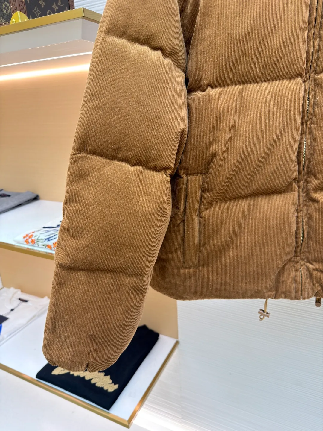 MIUMIU Leather collar patch embroidered corduroy down jacket [Women's clothing] ●Original version: purchased and developed by 22509 ●Item number: 1681469-D90 ●Fabric: white duck down fabric ●Technology: patch production ●Color: brown ●Version: fitted version ●Weight: about 1075 ●Size: S-M-L ●Description: Corduroy fabric made of 100% cotton fiber. The surface shows clear longitudinal velvet strips, and the concave and convex three-dimensional muscles are formed through the cutting process, giving the fabric a unique visual layering. The cotton fiber itself is moisture-absorbent and breathable, and combined with the suede structure of corduroy, it feels thick and soft. The air layer formed between the velvet strips can effectively isolate cold air, store body temperature, and improve the cold resistance effect. The lining is made of high-density weaving of 100% polyester fiber, with a thickness of 0.08mm to avoid increasing the overall weight and making it smooth to wear. The high-density weaving structure forms a wind resistance layer to protect the thermal efficiency of the thermal layer from loss. It can withstand the expansion pressure of down and prevent deformation and damage after long-term use. It uses 90 white duck down with a weight of 220g to ensure excellent thermal insulation performance. After strict screening and processing, the velvet is not easy to get drilled, ensuring durability. The overall wiring is straight and delicate, the fabric is comfortable and soft, and the color is consistent without color difference. It can be matched with the same style to create a fashionable look and control various occasions. Customized accessories, complete with three standards, same style for men and women!