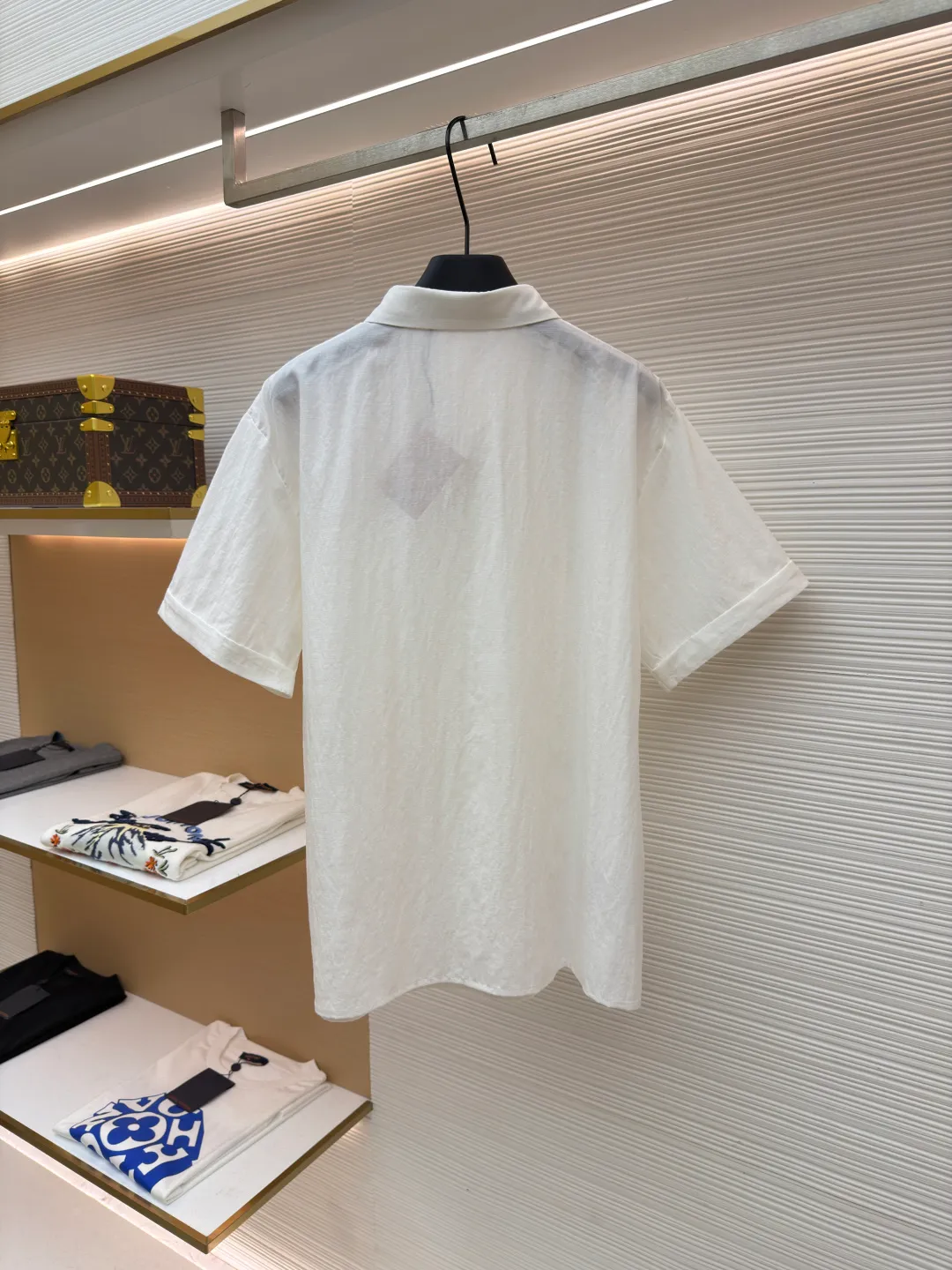 MIUMIU logo short-sleeved shirt ●Original version: Purchased and developed for 8400 ●Item number: 1682456-A30 ●Fabric: cotton and linen plain weave fabric ●Technology: side-turned embedded stitching ●Color: white ●Version: fitted version ●Weight: about 200 grams ●Size: 40-42-44-46 ●Description: Customized Yunrou cotton and linen plain weave fabric with excellent texture, comfortable and skin-friendly, a touch of simple white, pure as ever Elegant and elegant, cleverly embellished with MiuMiu embroidery decoration on the chest, elegant lines outline the neck style, blooming charm in a low-key manner, a must-have item for all-purpose wear, the hand-drawn infrared line logo is assisted by infrared technology to achieve precise positioning and marking of the logo label position, which retains the fineness and flexibility of hand-sewing. The use of side-turning and embedded stitching technology can provide high-quality stitching results, which are smooth and tidy. The fabrics have been sand-washed, have a better hand feel, are not easy to deform, are not easy to shrink, are not easy to fade, and maintain long-term beauty. The overall wiring is straight and delicate, the fabric is comfortable and soft, and the color is consistent without color difference. It can be matched with the same style to create a fashionable look and control various occasions. Customized accessories, complete with three standards, same style for men and women!