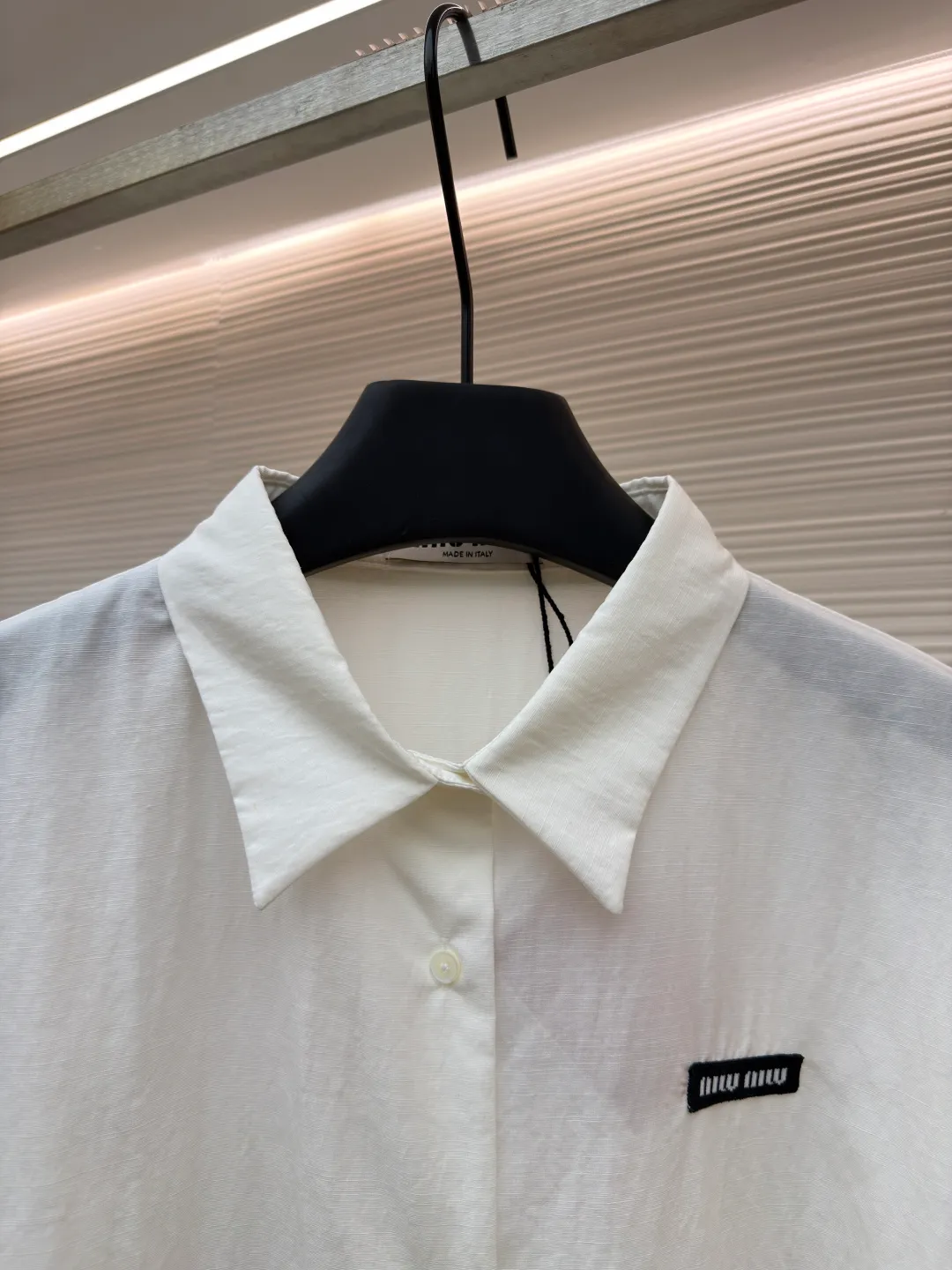 MIUMIU logo short-sleeved shirt ●Original version: Purchased and developed for 8400 ●Item number: 1682456-A30 ●Fabric: cotton and linen plain weave fabric ●Technology: side-turned embedded stitching ●Color: white ●Version: fitted version ●Weight: about 200 grams ●Size: 40-42-44-46 ●Description: Customized Yunrou cotton and linen plain weave fabric with excellent texture, comfortable and skin-friendly, a touch of simple white, pure as ever Elegant and elegant, cleverly embellished with MiuMiu embroidery decoration on the chest, elegant lines outline the neck style, blooming charm in a low-key manner, a must-have item for all-purpose wear, the hand-drawn infrared line logo is assisted by infrared technology to achieve precise positioning and marking of the logo label position, which retains the fineness and flexibility of hand-sewing. The use of side-turning and embedded stitching technology can provide high-quality stitching results, which are smooth and tidy. The fabrics have been sand-washed, have a better hand feel, are not easy to deform, are not easy to shrink, are not easy to fade, and maintain long-term beauty. The overall wiring is straight and delicate, the fabric is comfortable and soft, and the color is consistent without color difference. It can be matched with the same style to create a fashionable look and control various occasions. Customized accessories, complete with three standards, same style for men and women!