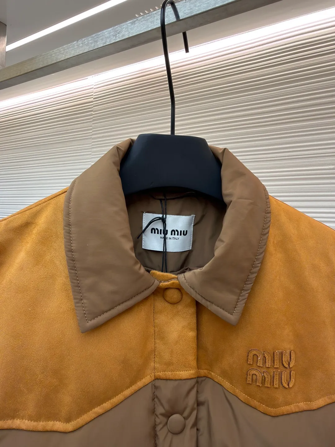 MIUMIU flocked splicing lapel down jacket ●Original version: Purchased and developed for 23599 ●Item number: 1681920-C10 ●Fabric: white duck down fabric ●Technology: embossed flocking ●Color: brown ●Version: fitted version ●Weight: about 695 grams ●Size: S-M-L ●Description: This style is Miu Miu-style spliced down jacket uses collision splicing technology: the main body is made of high-density matte nylon fabric, which is wind-resistant and anti-sand velvet; the collar and front chest area are spliced with fine suede, and the diagonal stitching is used to enhance the texture contrast. The filling is made of high-fill white duck down, and the segmented down filling process ensures an even amount of down in each grid, with a fill power of 600+; the placket is designed with metal snaps and a built-in concealed buckle for double temperature locking. The "MIU MIU" logo on the front chest adopts embossed flocking technology, which has a three-dimensional touch and is not easy to fall off; the cuffs and hem are elasticized to fit the body shape. The overall stitching uses anti-drilling velvet hemming needles, and the pockets are obliquely inserted invisible pockets, taking into account both beauty and practicality. It is a fashionable style that is lightweight and warm in autumn and winter. The overall wiring is straight and delicate, the fabric is comfortable and soft, and the color is consistent without color difference. It can be matched with the same style to create a fashionable look and control various occasions. Customized accessories, complete with three standards, same style for men and women!