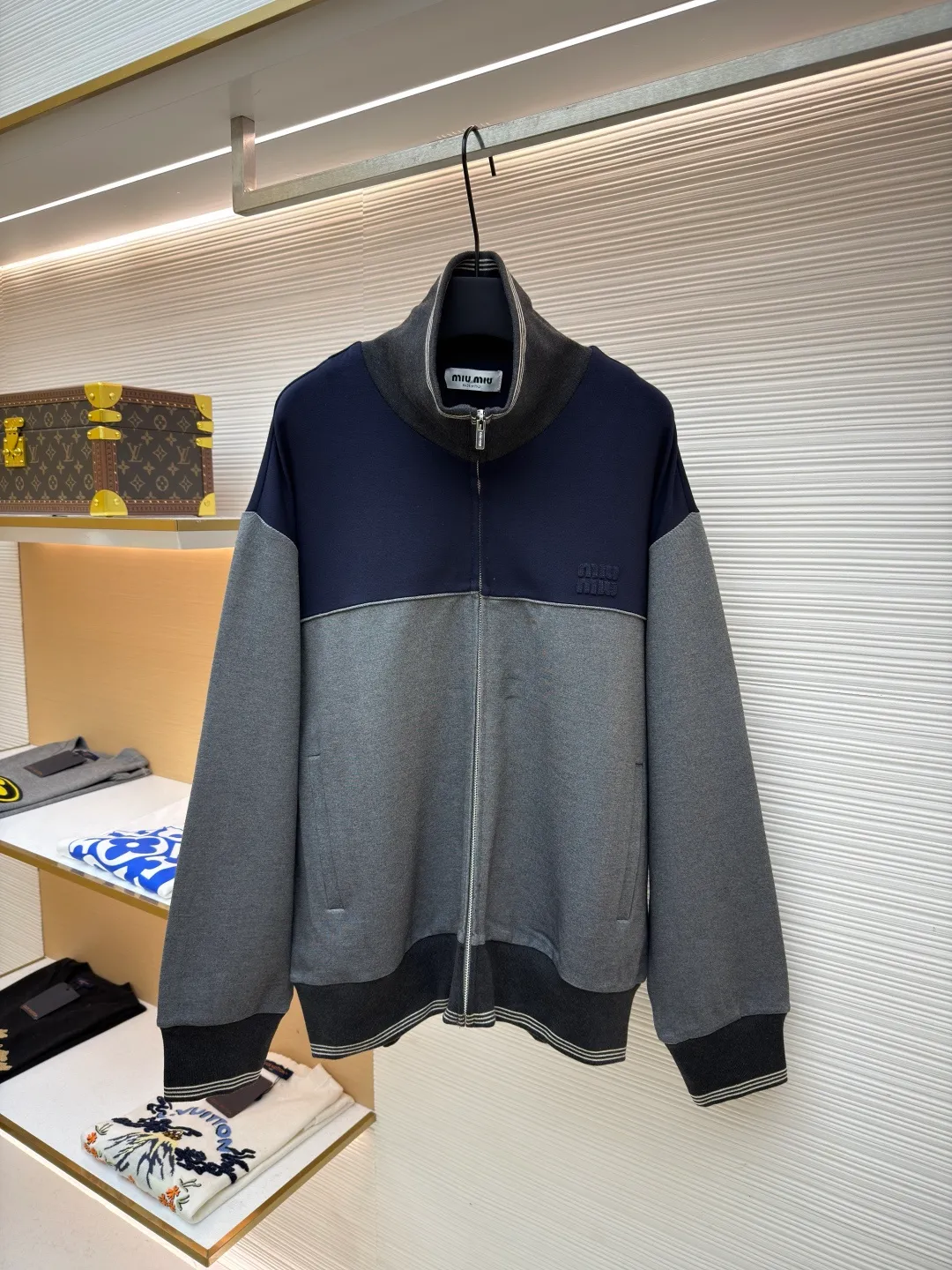 MIUMIU embroidered logo zipper jacket ●Item number: 1682174-B70 ●Material: mercerized wool fabric ●Technology: laser burning ●Color: gray ●Version: fitted version ●Weight: about 990 grams ●Size: S-M-L-XL ●Description: Customized mercerized wool, delicate as silk, warm to the touch When the quiet blue of the deep sea meets the calm gray of the rocks It exudes a sense of high-end and hides restrained aesthetic ideas. It has a neat sports silhouette. The iconic Miu Miu embroidered logo of the same color is embellished on the chest. It is low-key but can hardly hide the identity mark. It is hidden in the public and visible in the mind. The street-style zipper sweatshirt silhouette is disassembled to present an architectural three-dimensional sense of depth. Suit attendance has become the focus of fashion pioneers. Laser burning process is an advanced process that uses laser technology for logo engraving. The laser is projected onto the surface of the material, causing the material to be locally and rapidly heated to melt to form the Miu Miu logo. The position and shape can be precisely controlled. Adopt imported machine embroidery technology, use advanced computer control systems and precision mechanical components to achieve Miu Miu logo embroidery operations with high precision. The lines are smooth and delicate, and the fabrics have been sand-washed. The texture is better, not easy to deform, not easy to shrink, not easy to fade, and maintains long-term beauty. The overall wiring is straight and delicate, the fabric is comfortable and soft, and the color is consistent without color difference. It can be matched with the same style to create a fashionable look and control various occasions. Customized accessories, complete with three standards, same style for men and women!