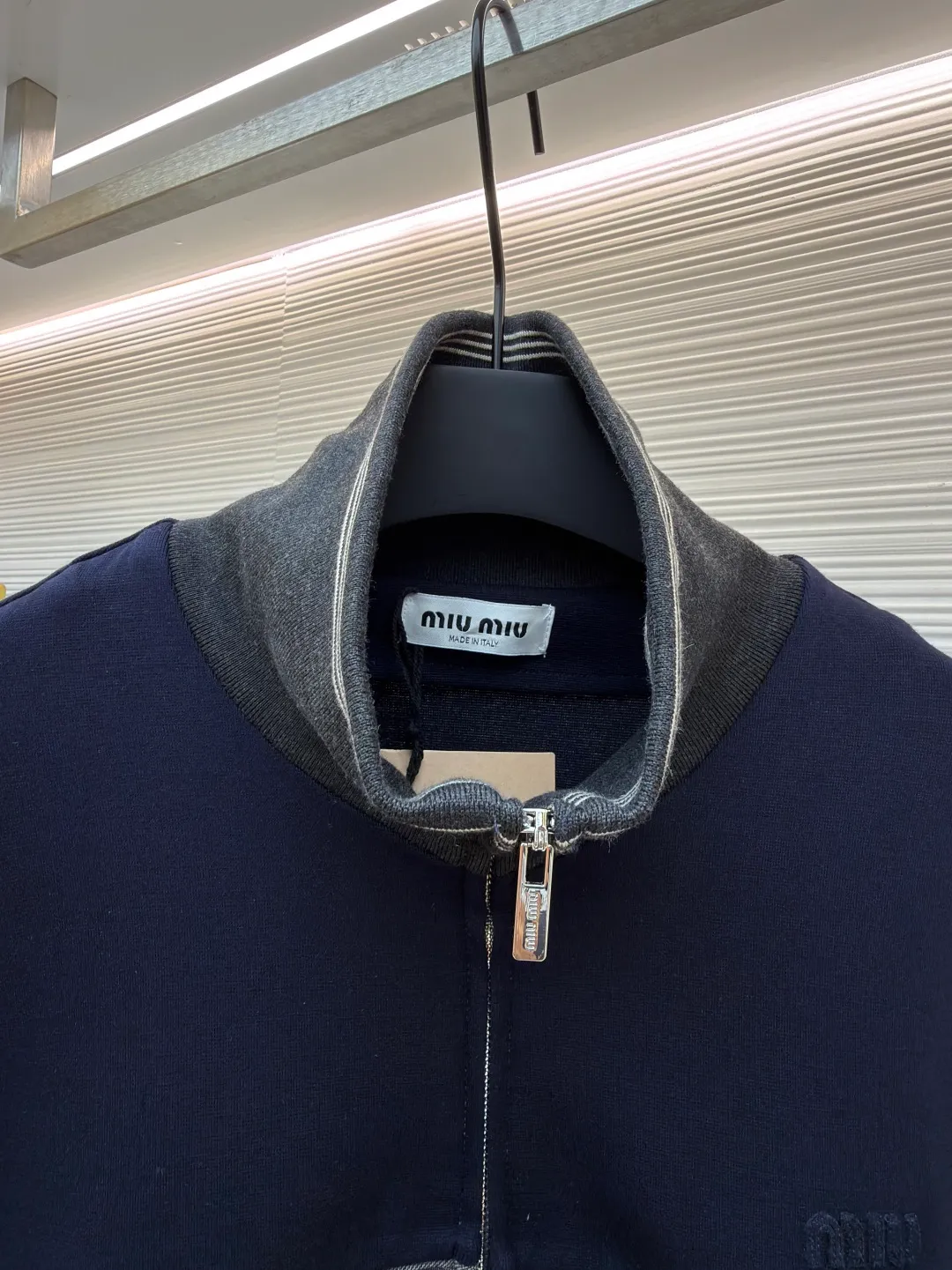 MIUMIU embroidered logo zipper jacket ●Item number: 1682174-B70 ●Material: mercerized wool fabric ●Technology: laser burning ●Color: gray ●Version: fitted version ●Weight: about 990 grams ●Size: S-M-L-XL ●Description: Customized mercerized wool, delicate as silk, warm to the touch When the quiet blue of the deep sea meets the calm gray of the rocks It exudes a sense of high-end and hides restrained aesthetic ideas. It has a neat sports silhouette. The iconic Miu Miu embroidered logo of the same color is embellished on the chest. It is low-key but can hardly hide the identity mark. It is hidden in the public and visible in the mind. The street-style zipper sweatshirt silhouette is disassembled to present an architectural three-dimensional sense of depth. Suit attendance has become the focus of fashion pioneers. Laser burning process is an advanced process that uses laser technology for logo engraving. The laser is projected onto the surface of the material, causing the material to be locally and rapidly heated to melt to form the Miu Miu logo. The position and shape can be precisely controlled. Adopt imported machine embroidery technology, use advanced computer control systems and precision mechanical components to achieve Miu Miu logo embroidery operations with high precision. The lines are smooth and delicate, and the fabrics have been sand-washed. The texture is better, not easy to deform, not easy to shrink, not easy to fade, and maintains long-term beauty. The overall wiring is straight and delicate, the fabric is comfortable and soft, and the color is consistent without color difference. It can be matched with the same style to create a fashionable look and control various occasions. Customized accessories, complete with three standards, same style for men and women!